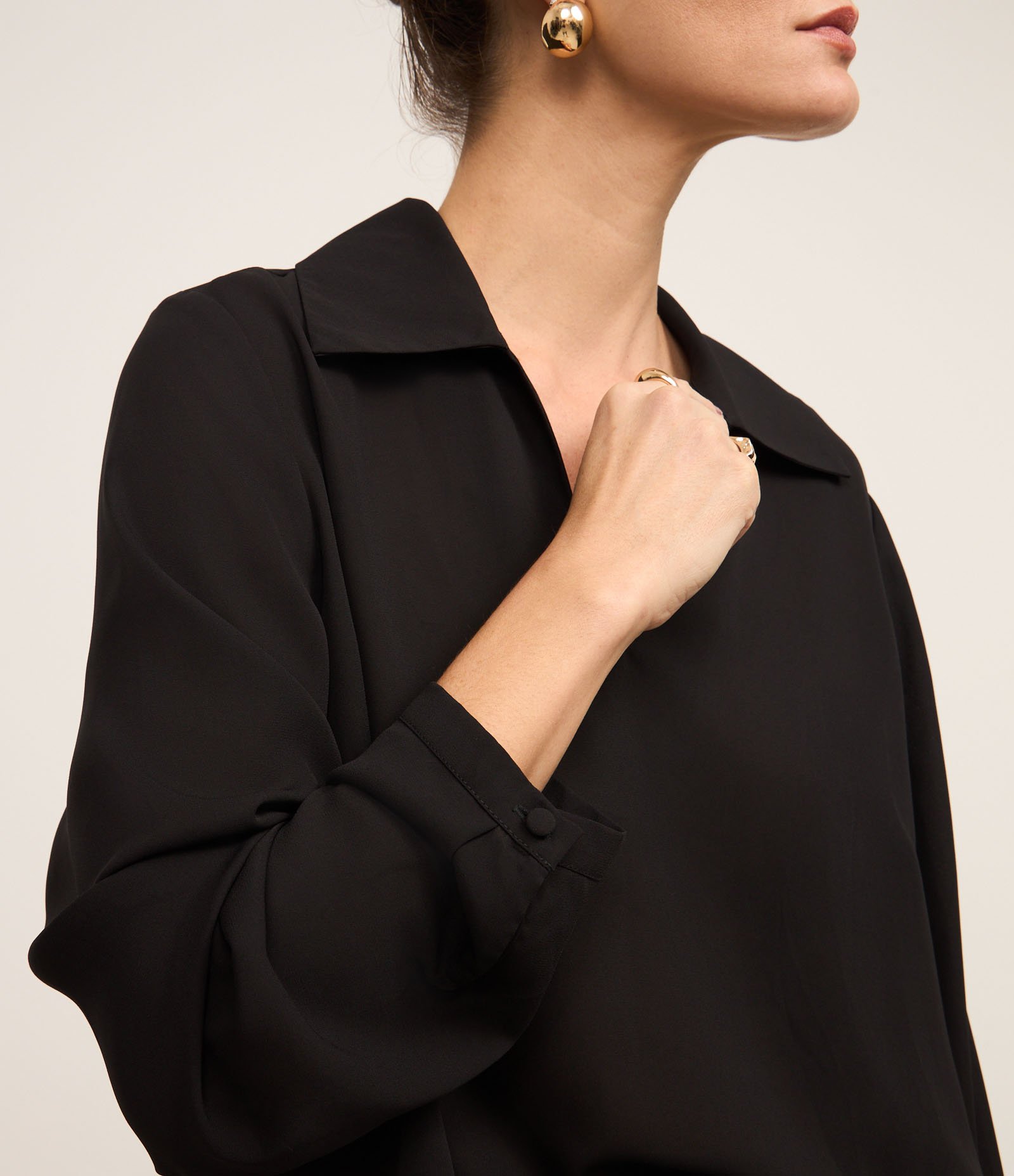 Blusa em Crepe com Gola Polo e Zíper Preto 3