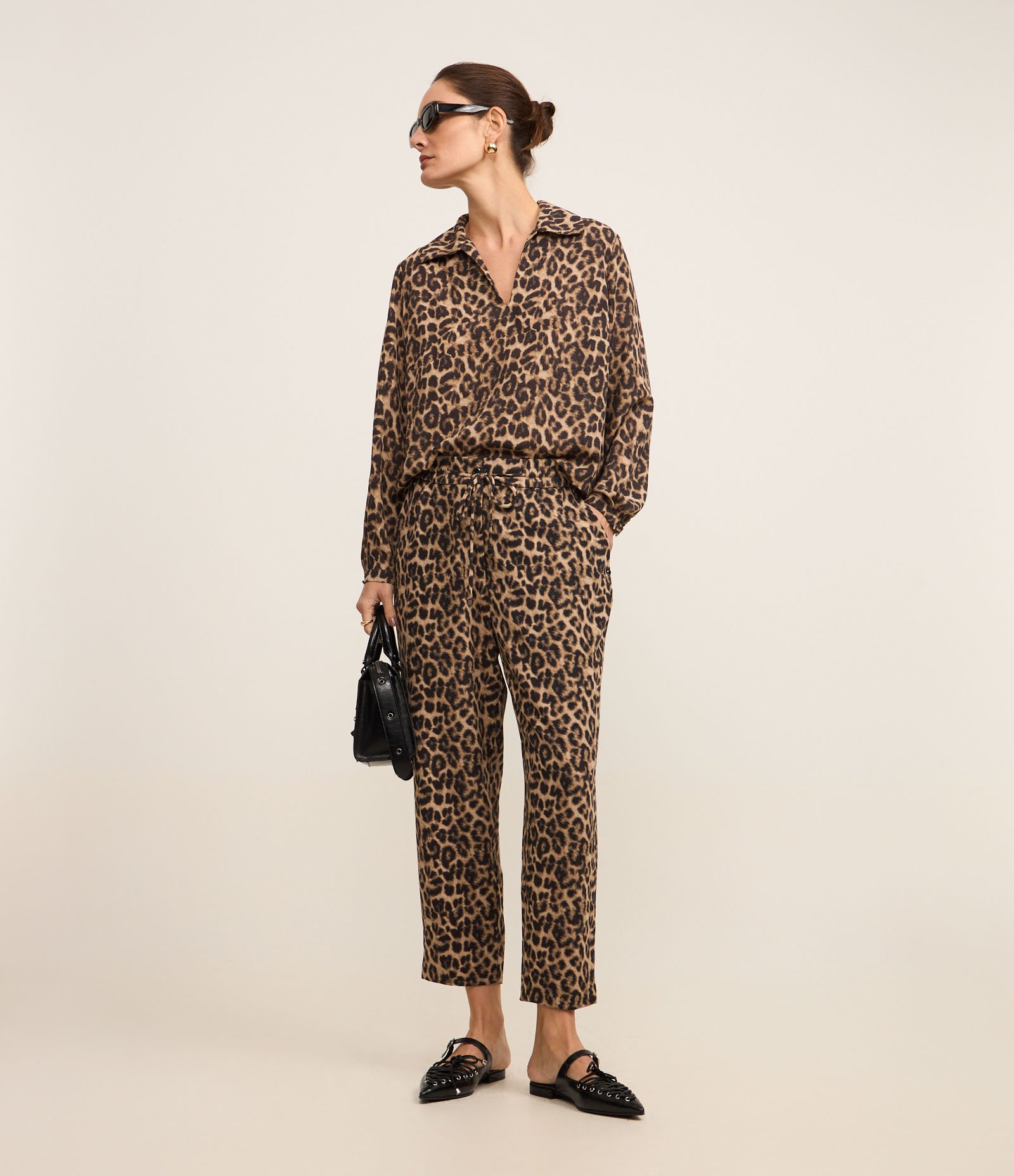 Blusa em Crepe com Gola Colarinho e Estampa Onça Marrom 2