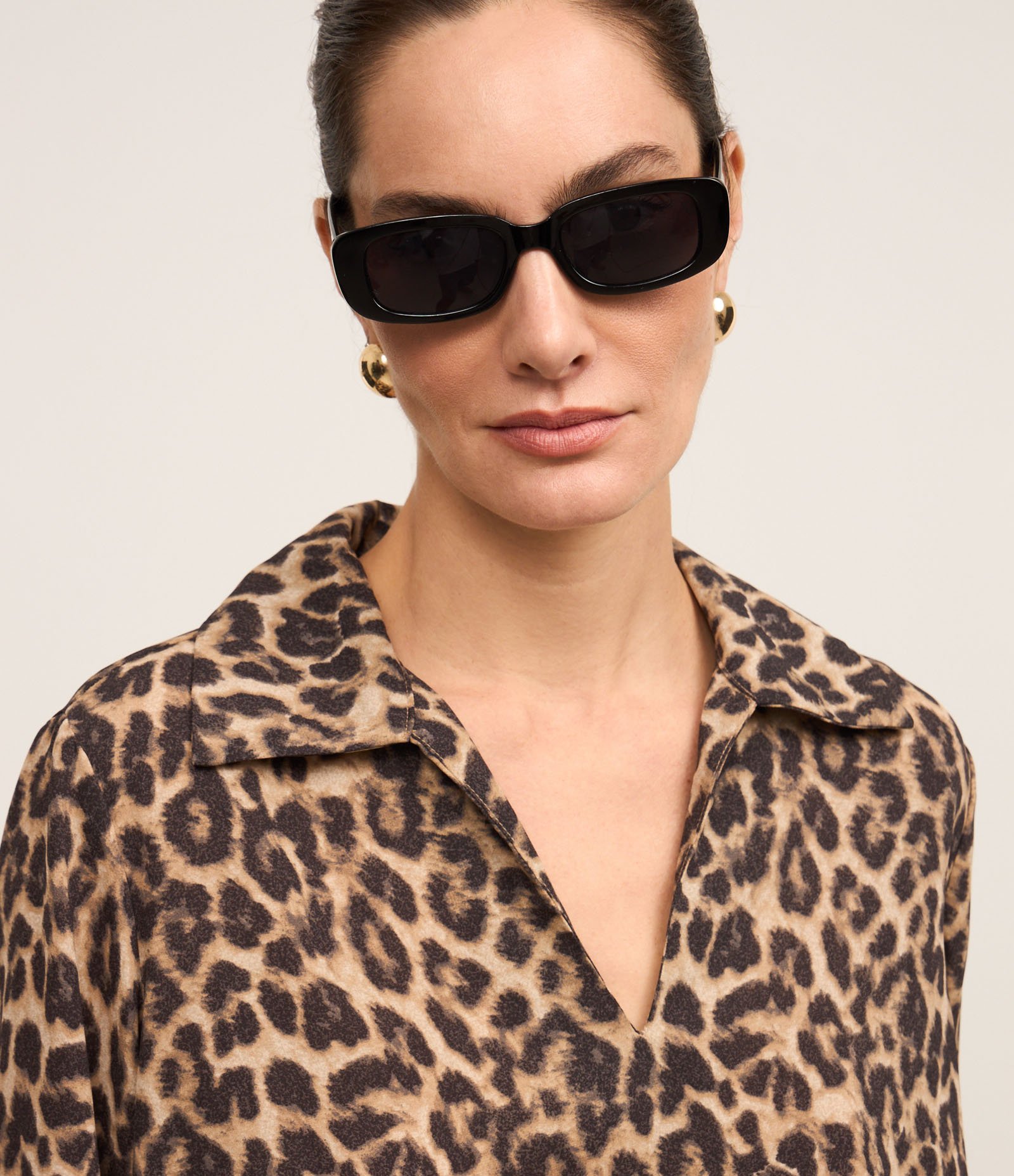 Blusa em Crepe com Gola Colarinho e Estampa Onça Marrom 4