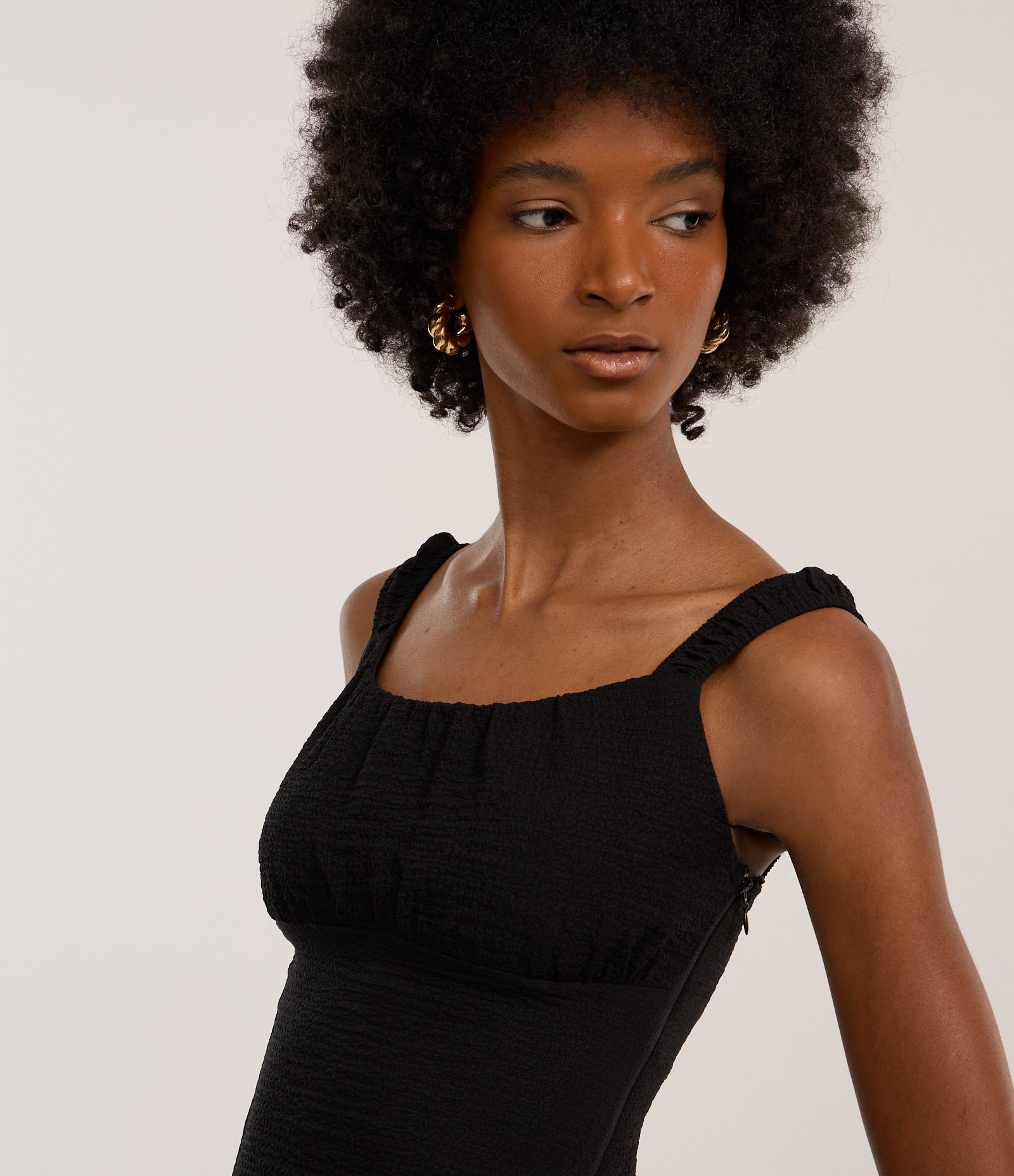 Vestido Curto em Crepe Enrugadinho e Zíper Lateral Preto 3
