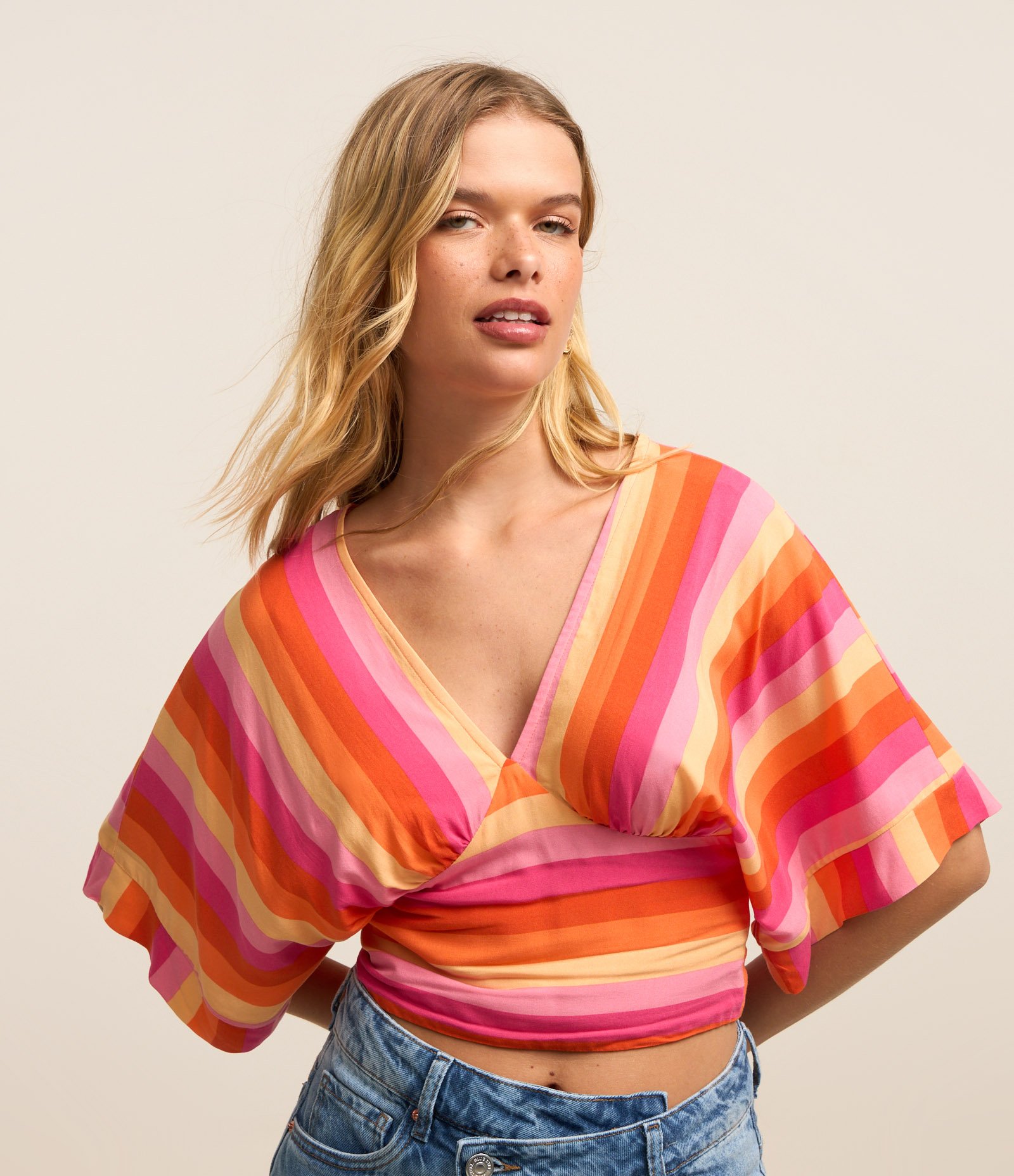 Blusa Cropped em Viscose com Estampa Listrada e Amarração nas Costas Rosa 1