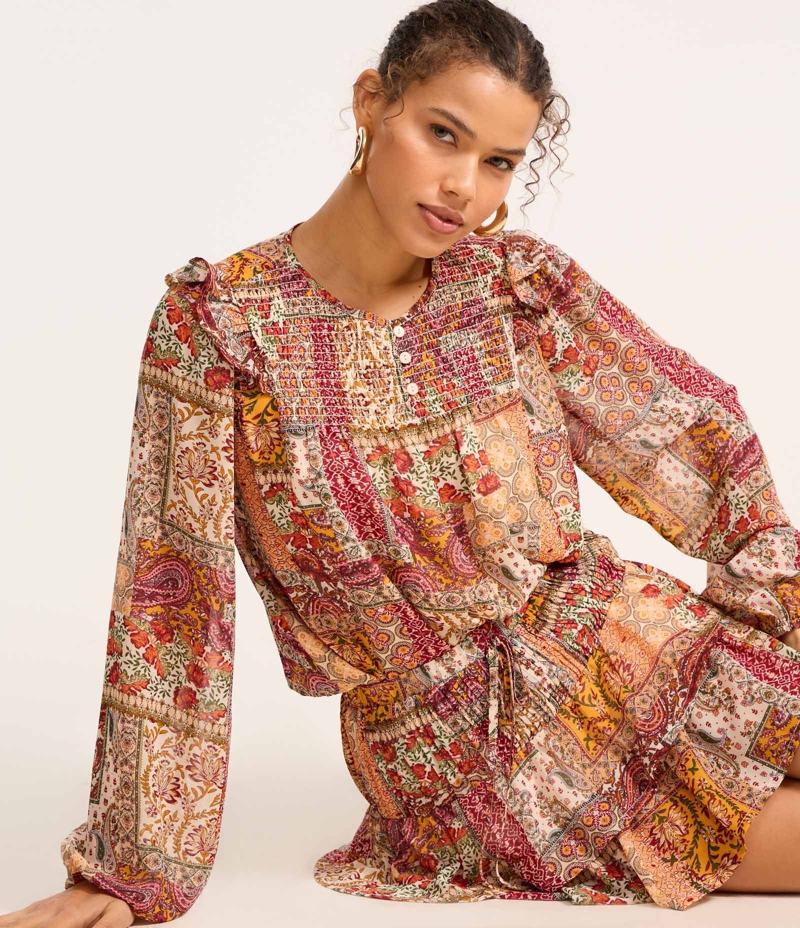 Blusa Bata em Curta em Chiffon com Pala em Lastex e Estampa Mix Patch Vermelho 1