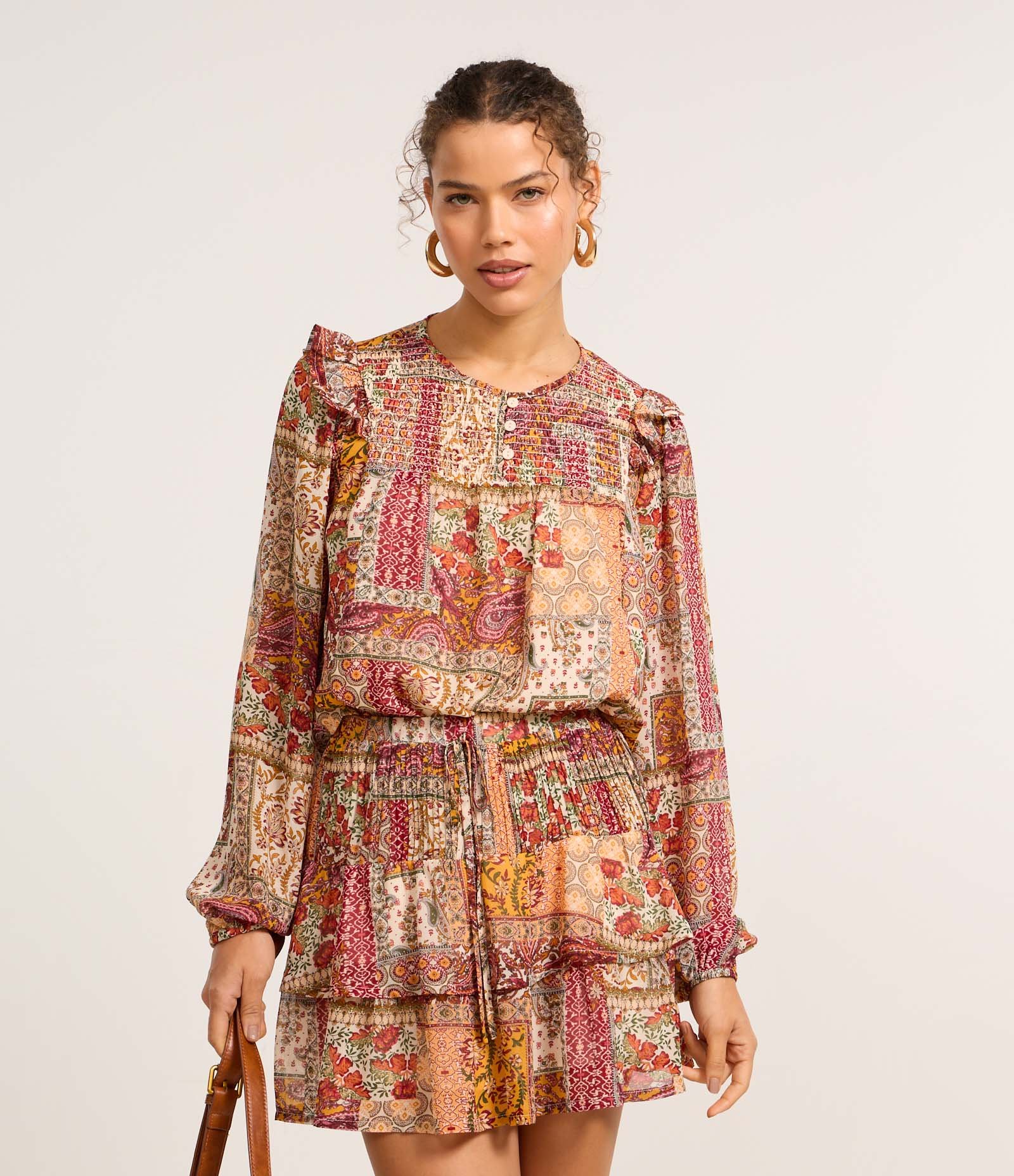 Blusa Bata em Curta em Chiffon com Pala em Lastex e Estampa Mix Patch Vermelho 3