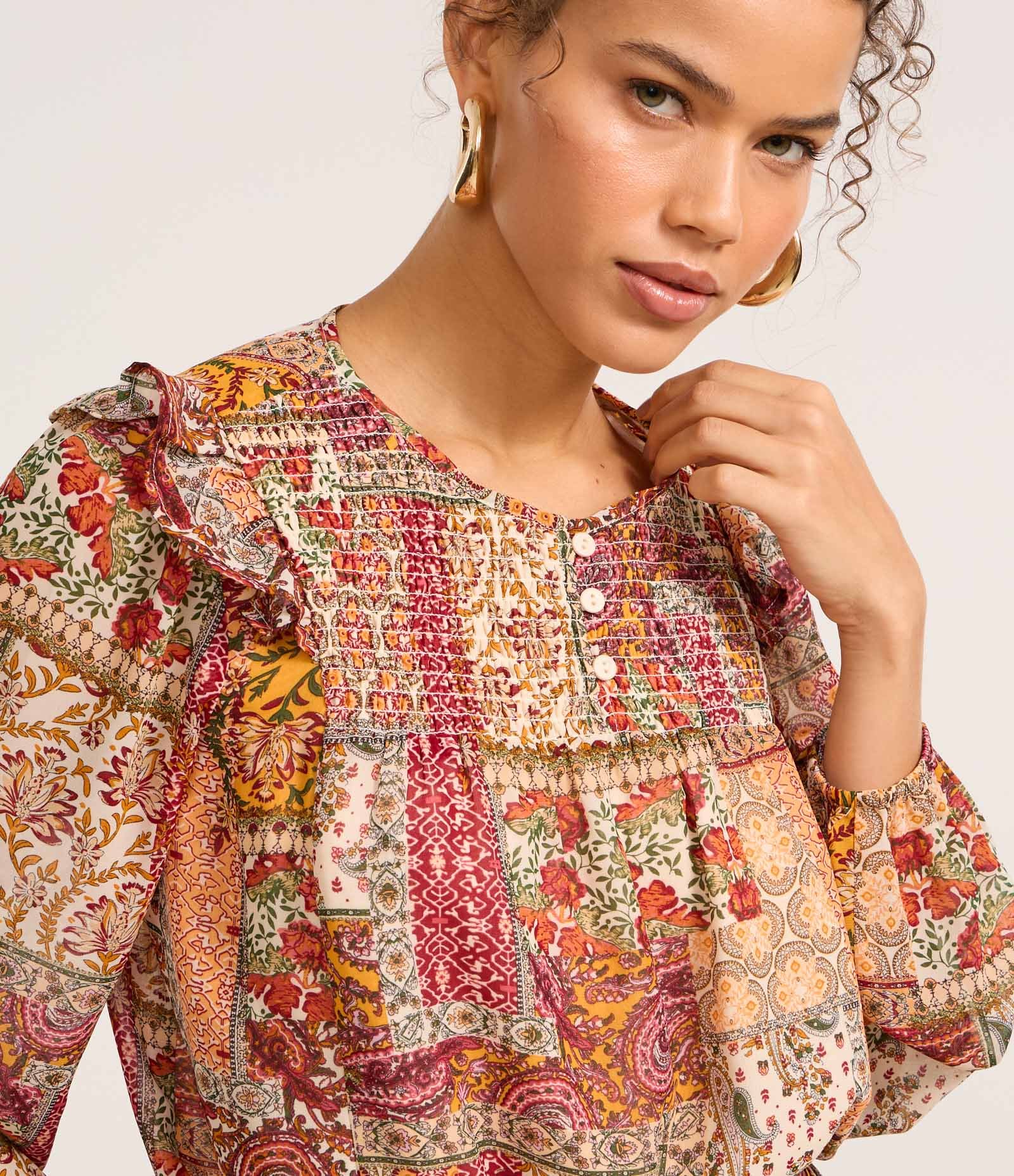 Blusa Bata em Curta em Chiffon com Pala em Lastex e Estampa Mix Patch Vermelho 4