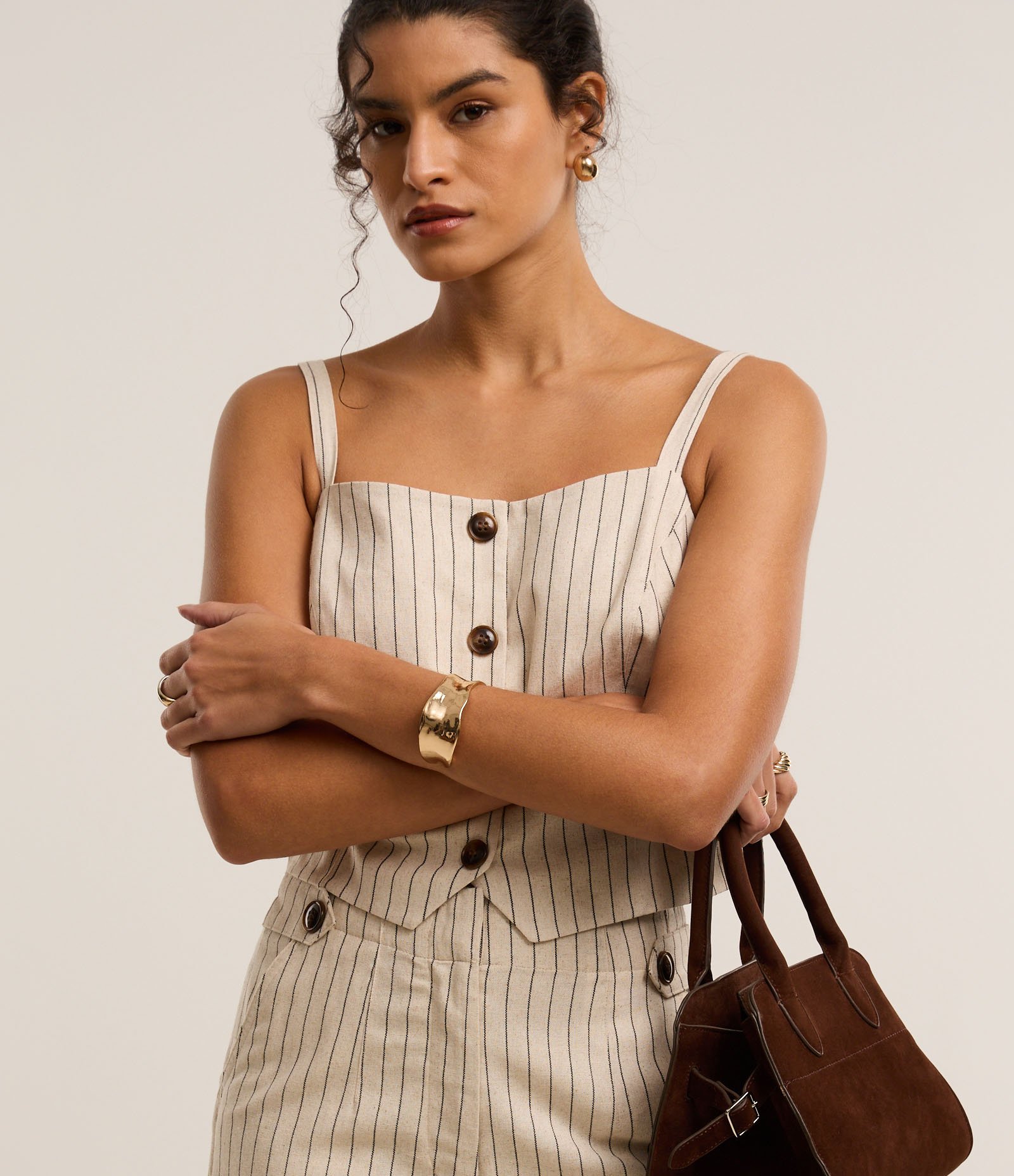 Blusa Cropped em Viscolinho Listrado com Botões e Barra V Bege 1