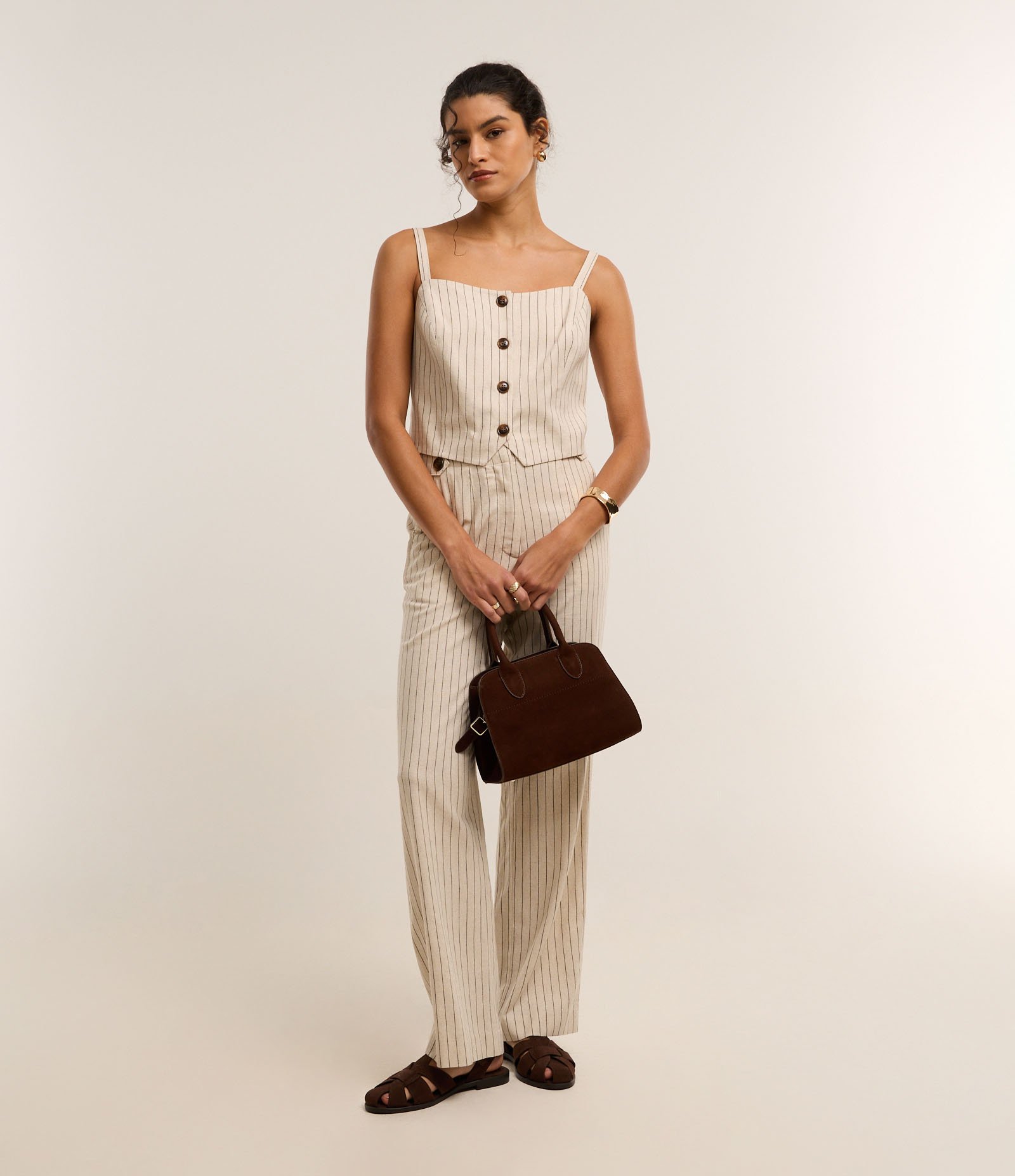 Blusa Cropped em Viscolinho Listrado com Botões e Barra V Bege 2