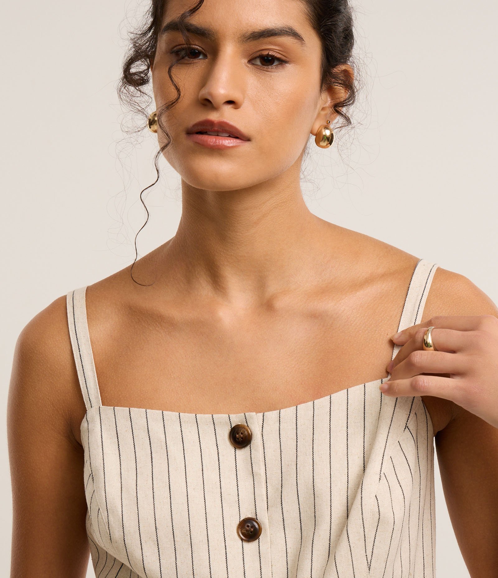 Blusa Cropped em Viscolinho Listrado com Botões e Barra V Bege 3