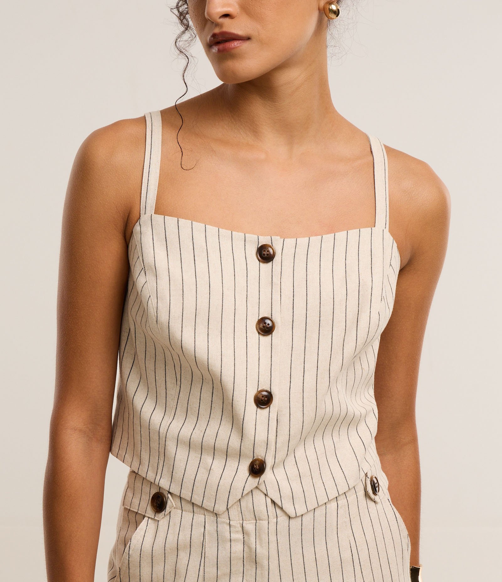 Blusa Cropped em Viscolinho Listrado com Botões e Barra V Bege 4