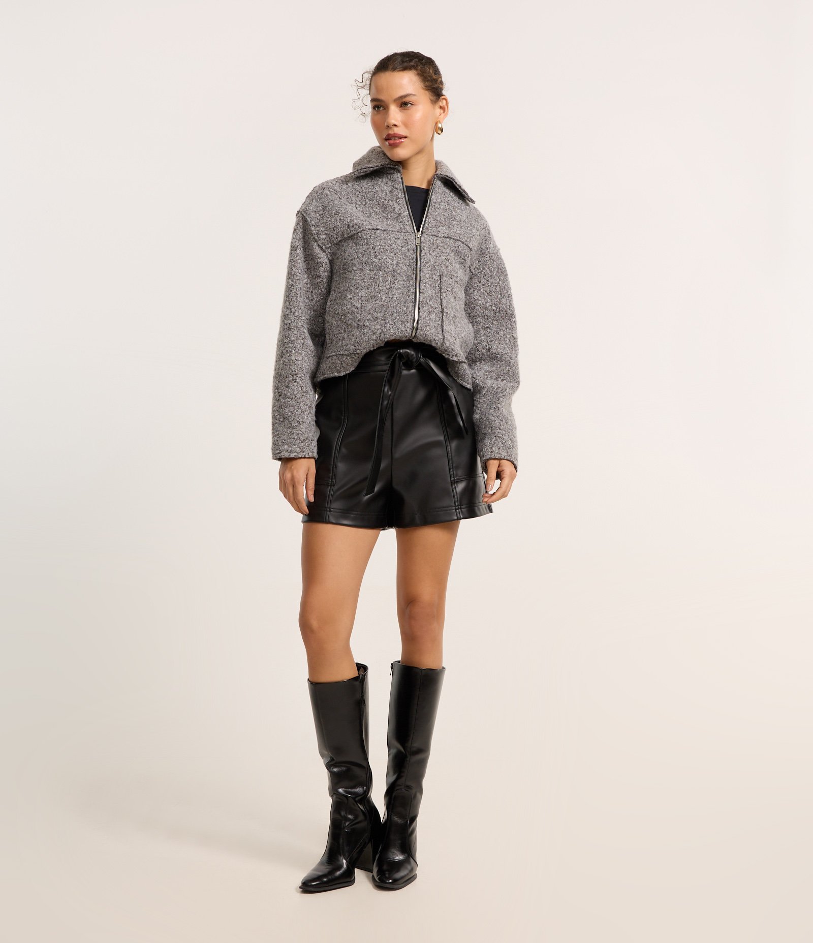 Short Curto em PU com Amarração Frontal Preto 1