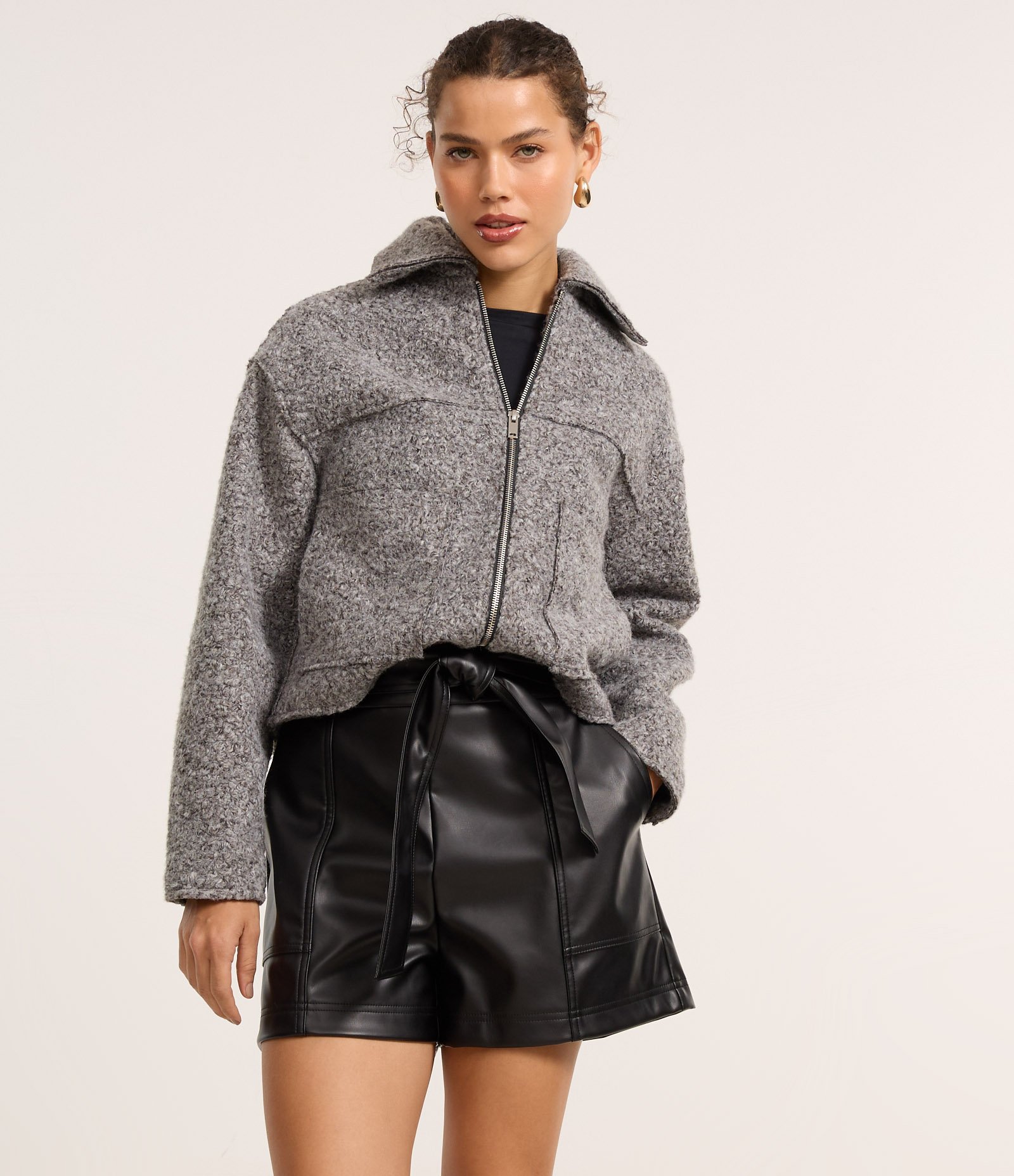 Short Curto em PU com Amarração Frontal Preto 2