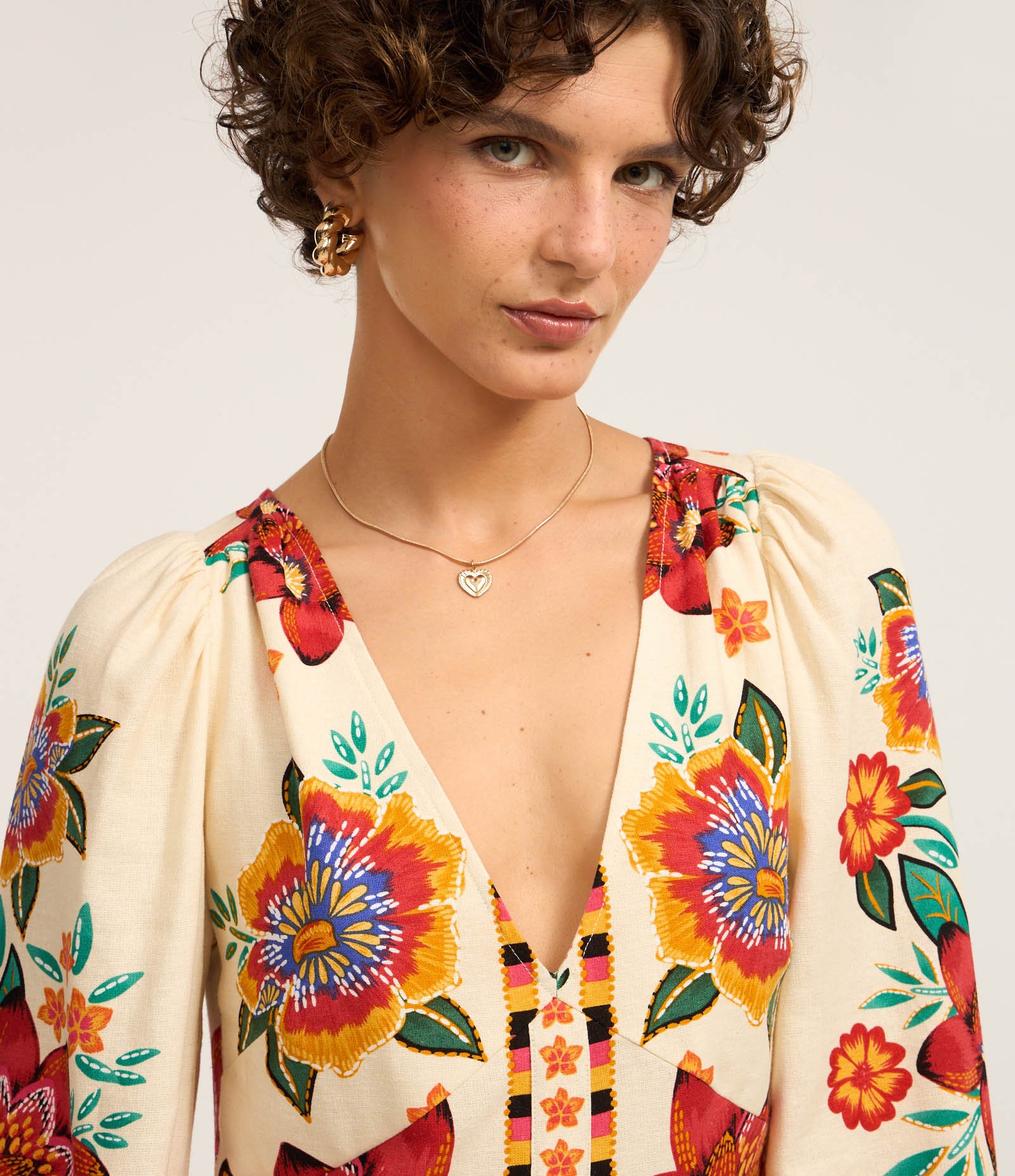 Vestido Curto em Viscose e Linho com Manga Bufante e Estampa Floral Multicores 3