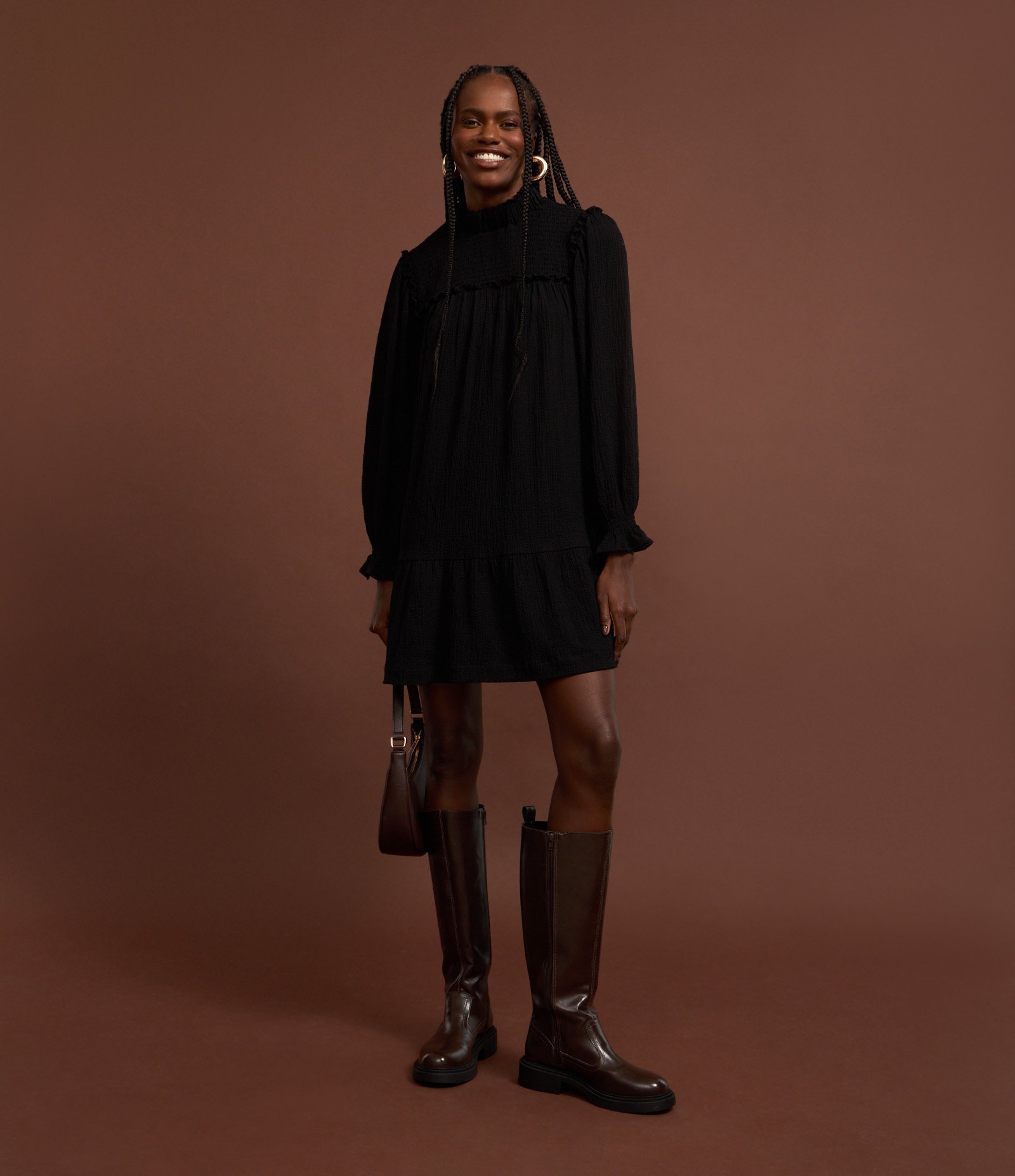 Vestido Curto em Viscose com Gola Alta e Lastex Preto 4