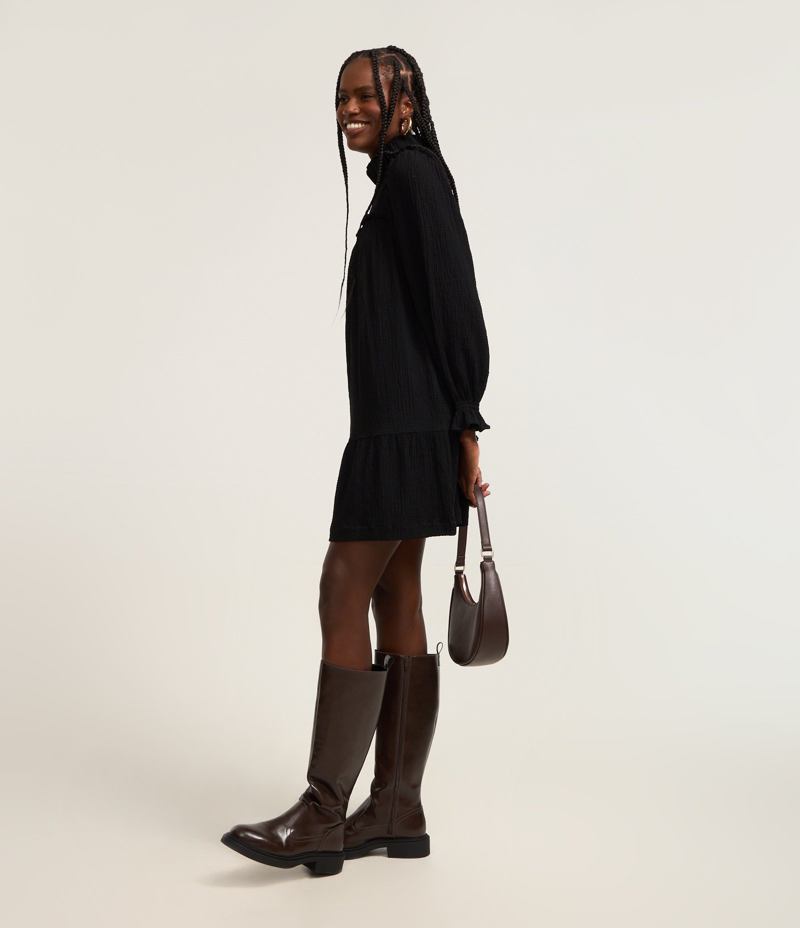 Vestido Curto em Viscose com Gola Alta e Lastex Preto 2