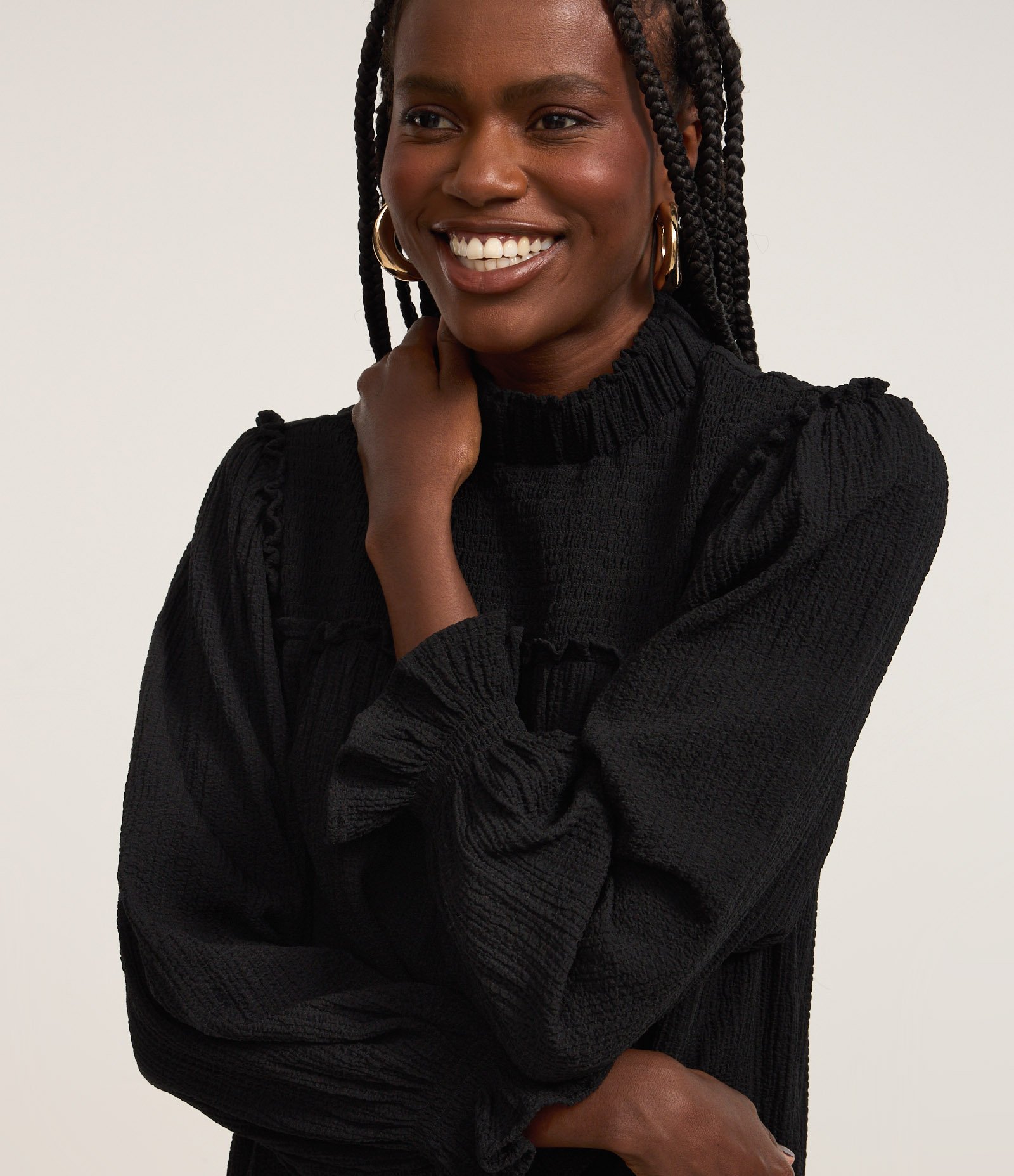 Vestido Curto em Viscose com Gola Alta e Lastex Preto 3