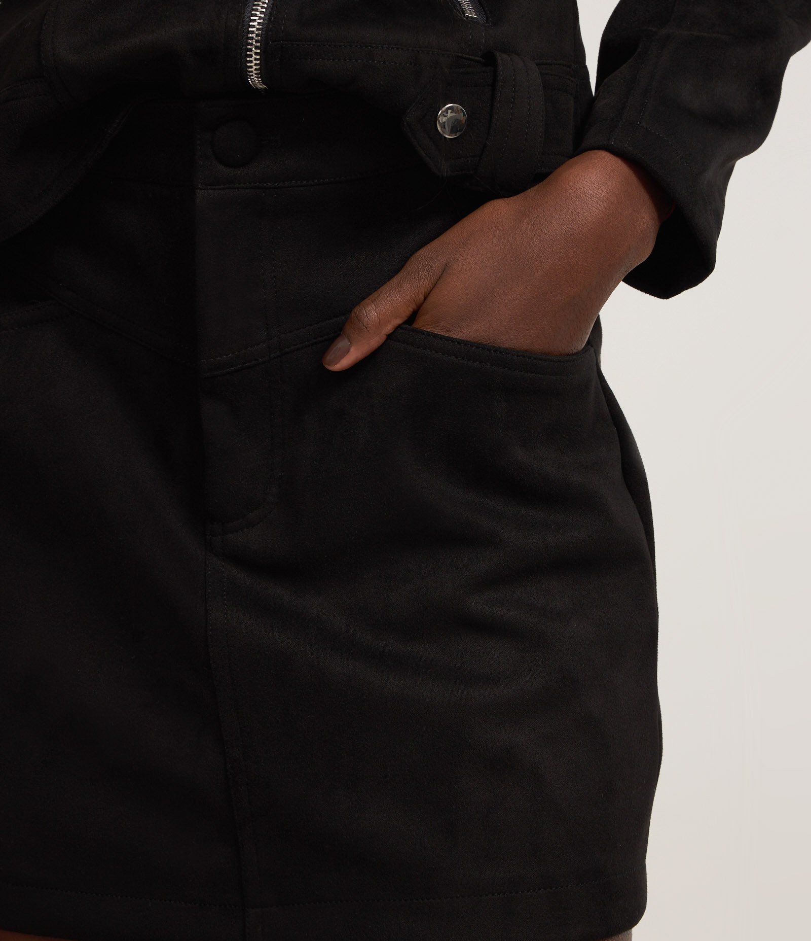 Saia Curta em Suede com Recortes Preto 4
