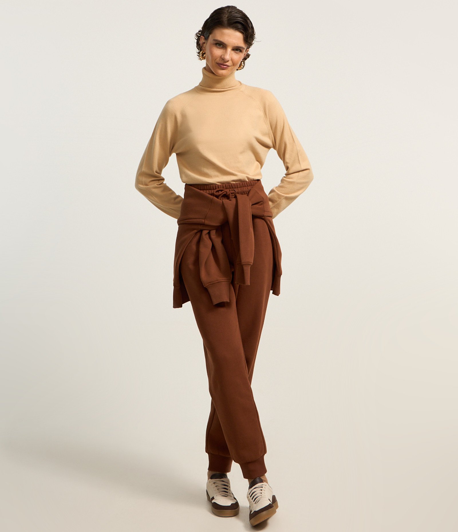 Blusa em Tricô com Gola Alta e Manga Longa Bege 2