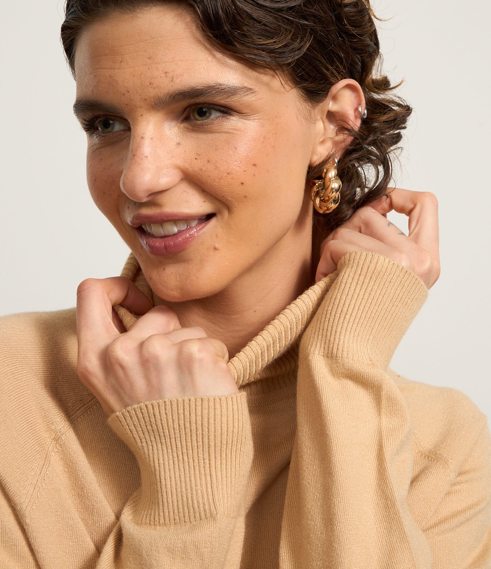 Blusa em Tricô com Gola Alta e Manga Longa Bege 3