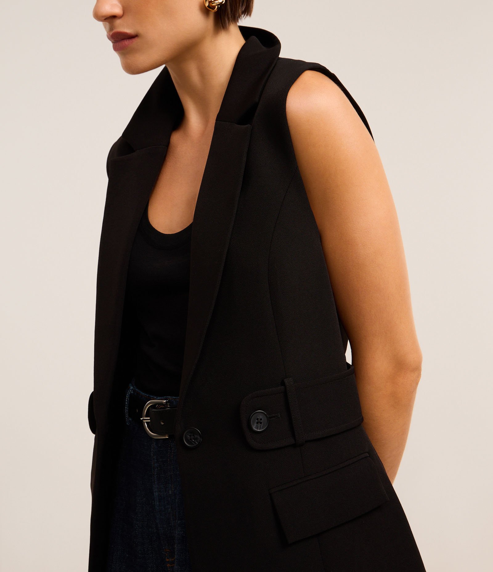 Colete em Crepe com Gola Blazer e Cinto Embutido Preto 4