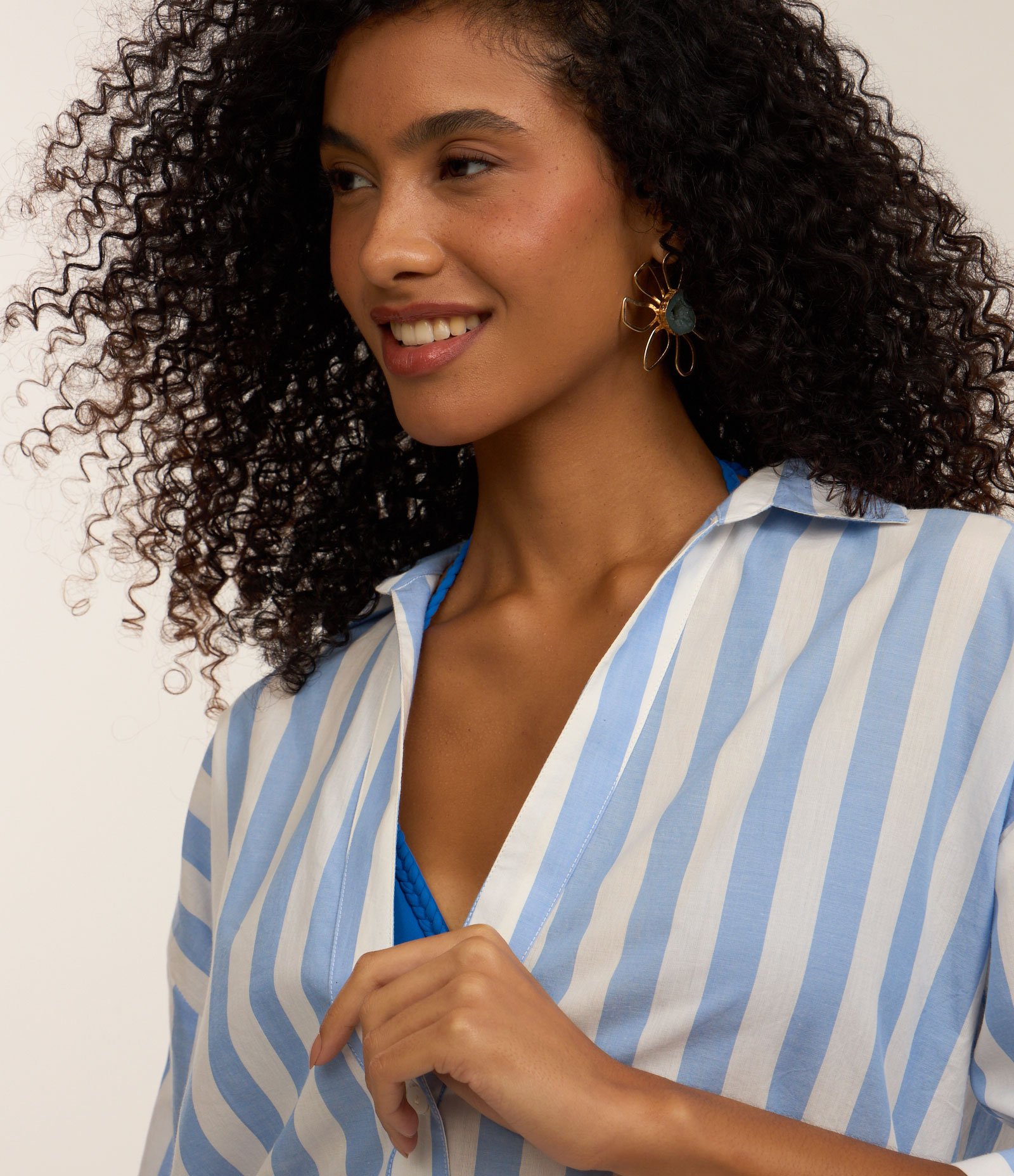 Saída de Praia Bata Chemise em Voil Listrado com Fio Tinto Branco/Azul 3