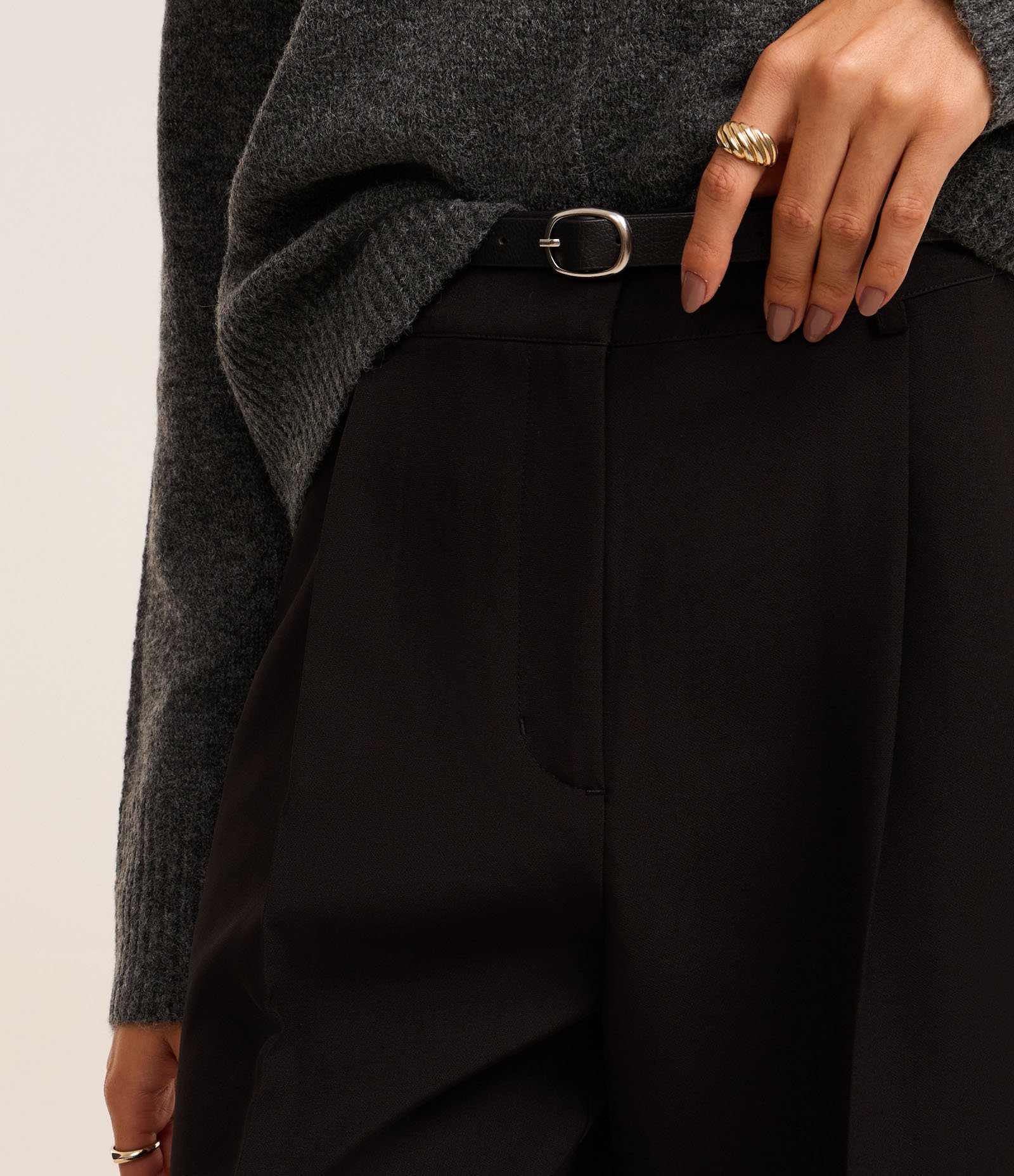 Calça Cenoura Alfaiatada com Cinto Fivela Preto 4