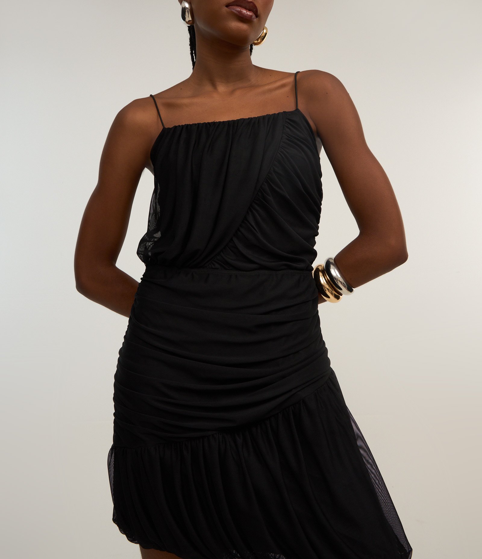 Vestido Balonê em Tule com Alça Fina e Franzidos Preto 3