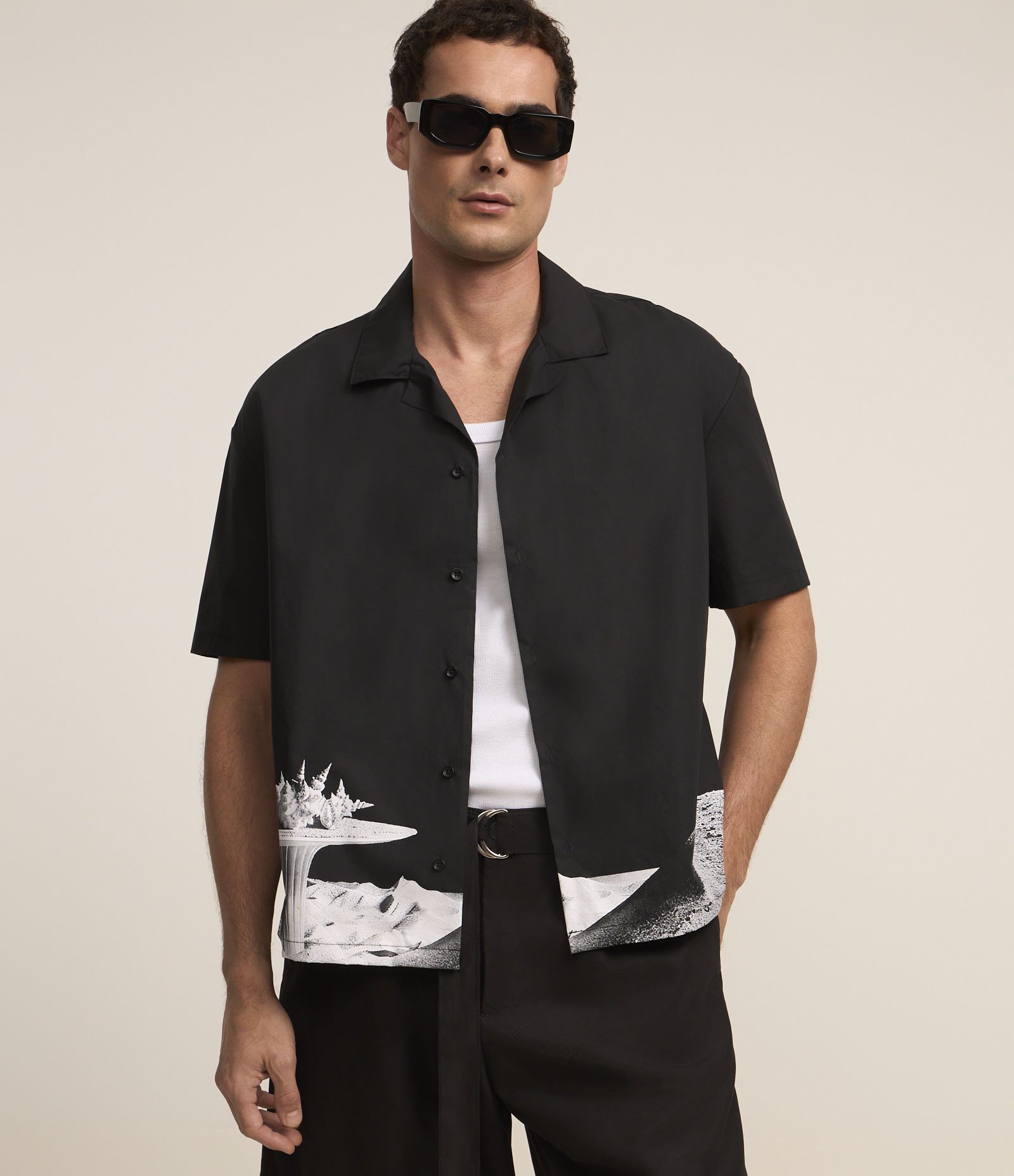 Camisa Boxy em Alfaiataria com Estampa Surrealismo na Barra Preto 1