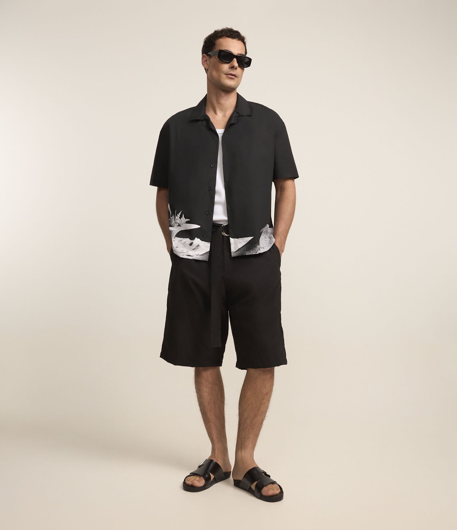 Camisa Boxy em Alfaiataria com Estampa Surrealismo na Barra Preto 2