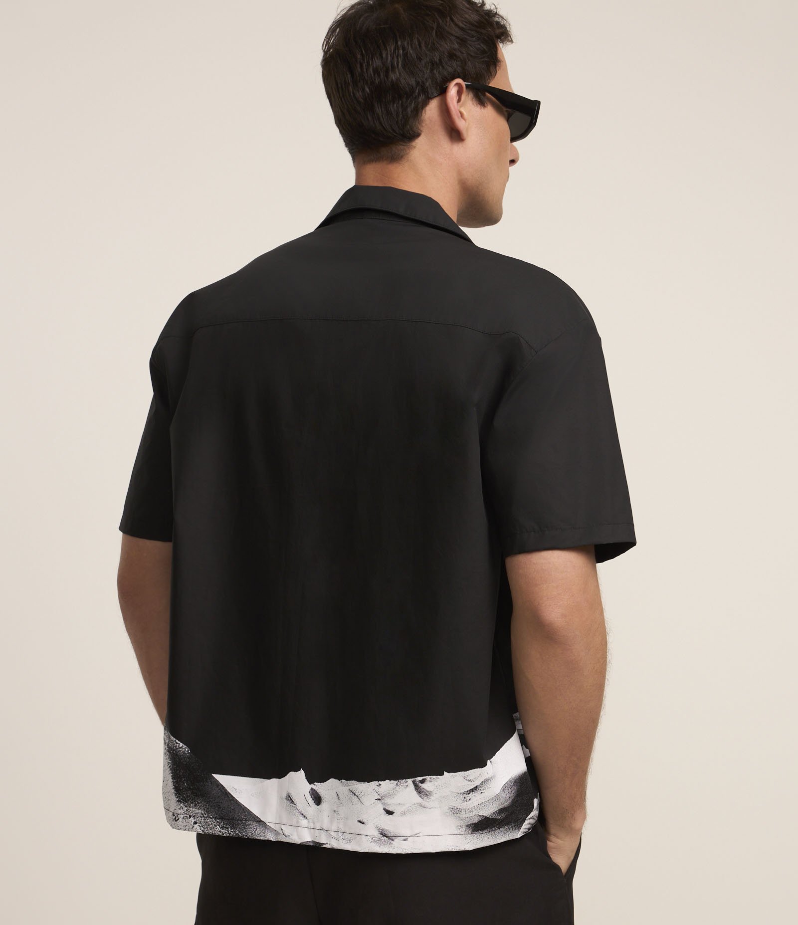 Camisa Boxy em Alfaiataria com Estampa Surrealismo na Barra Preto 3