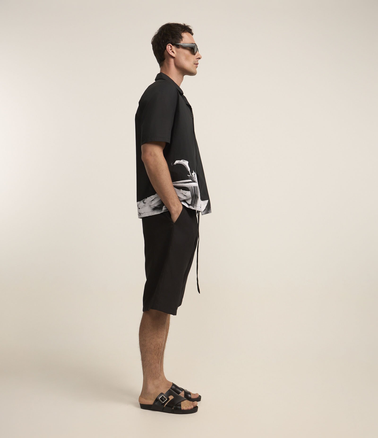 Camisa Boxy em Alfaiataria com Estampa Surrealismo na Barra Preto 4