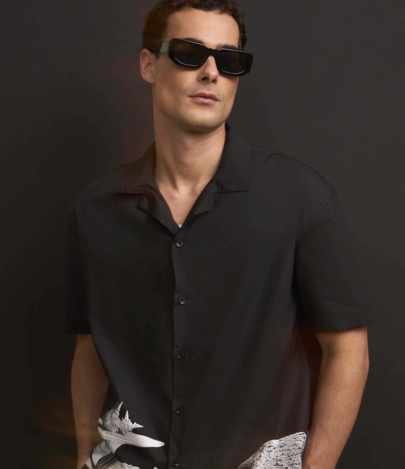 Camisa Boxy em Alfaiataria com Estampa Surrealismo na Barra Preto 6