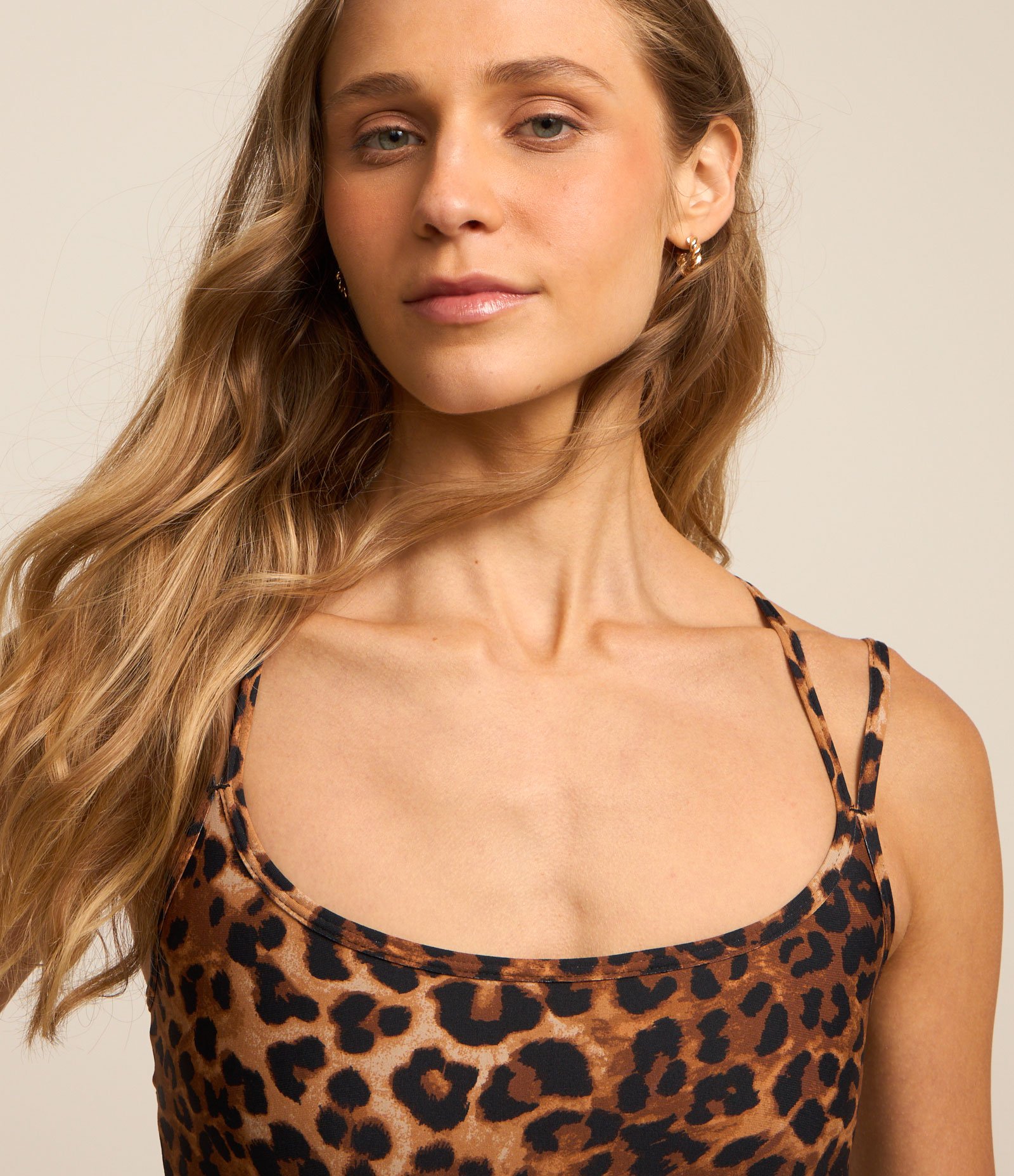 Macaquinho Esportivo com Abertura nas Costas e Alças Finas Animal Print 4