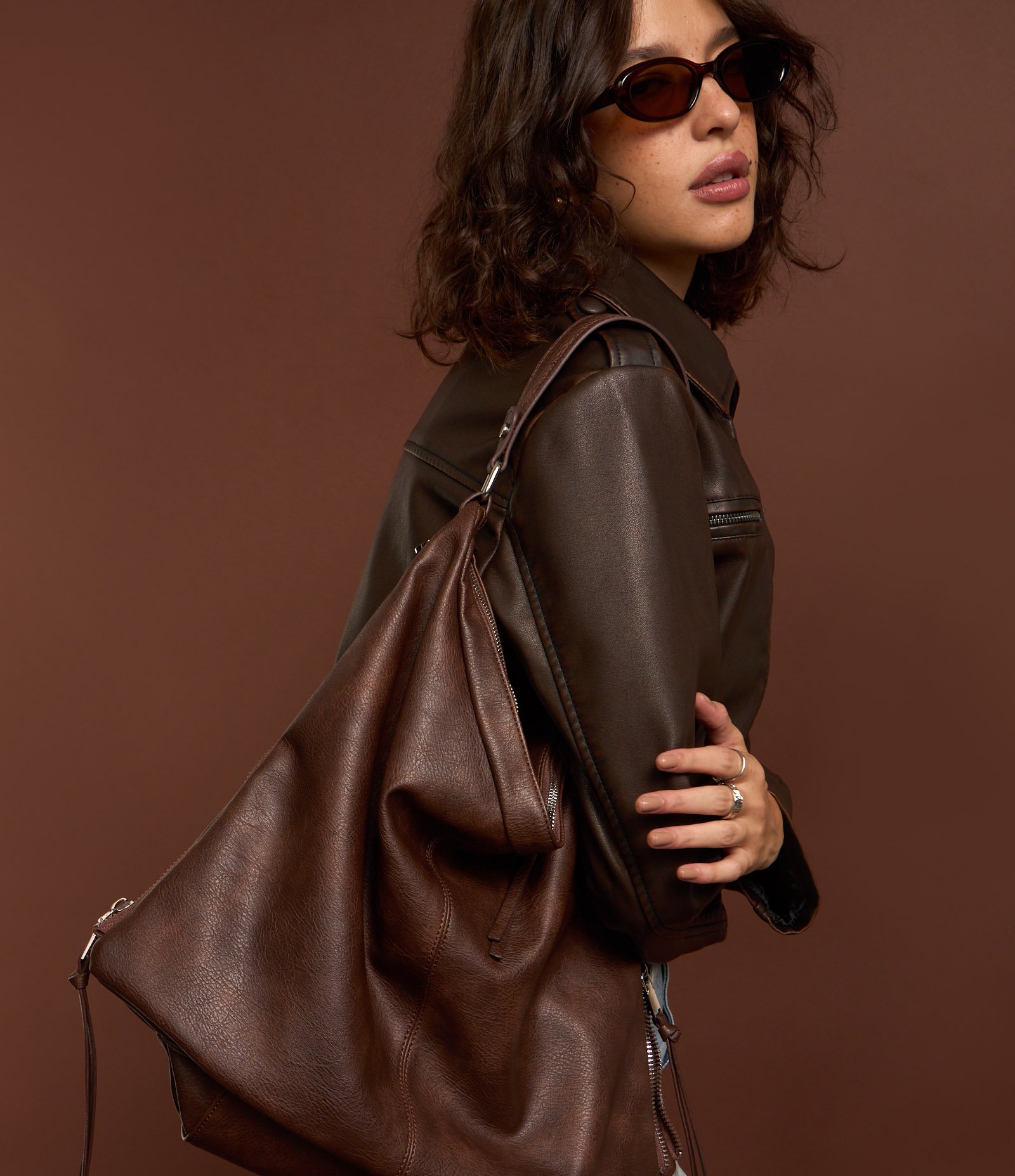 Bolsa Hobo Grande Desestruturada com Alças Duplas Marrom 9