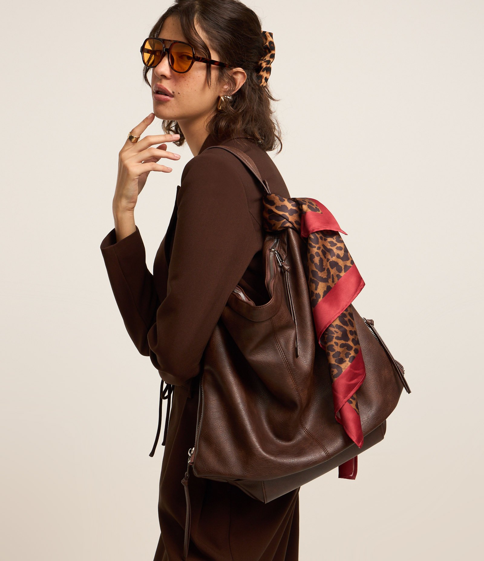 Bolsa Hobo Grande Desestruturada com Alças Duplas Marrom 1