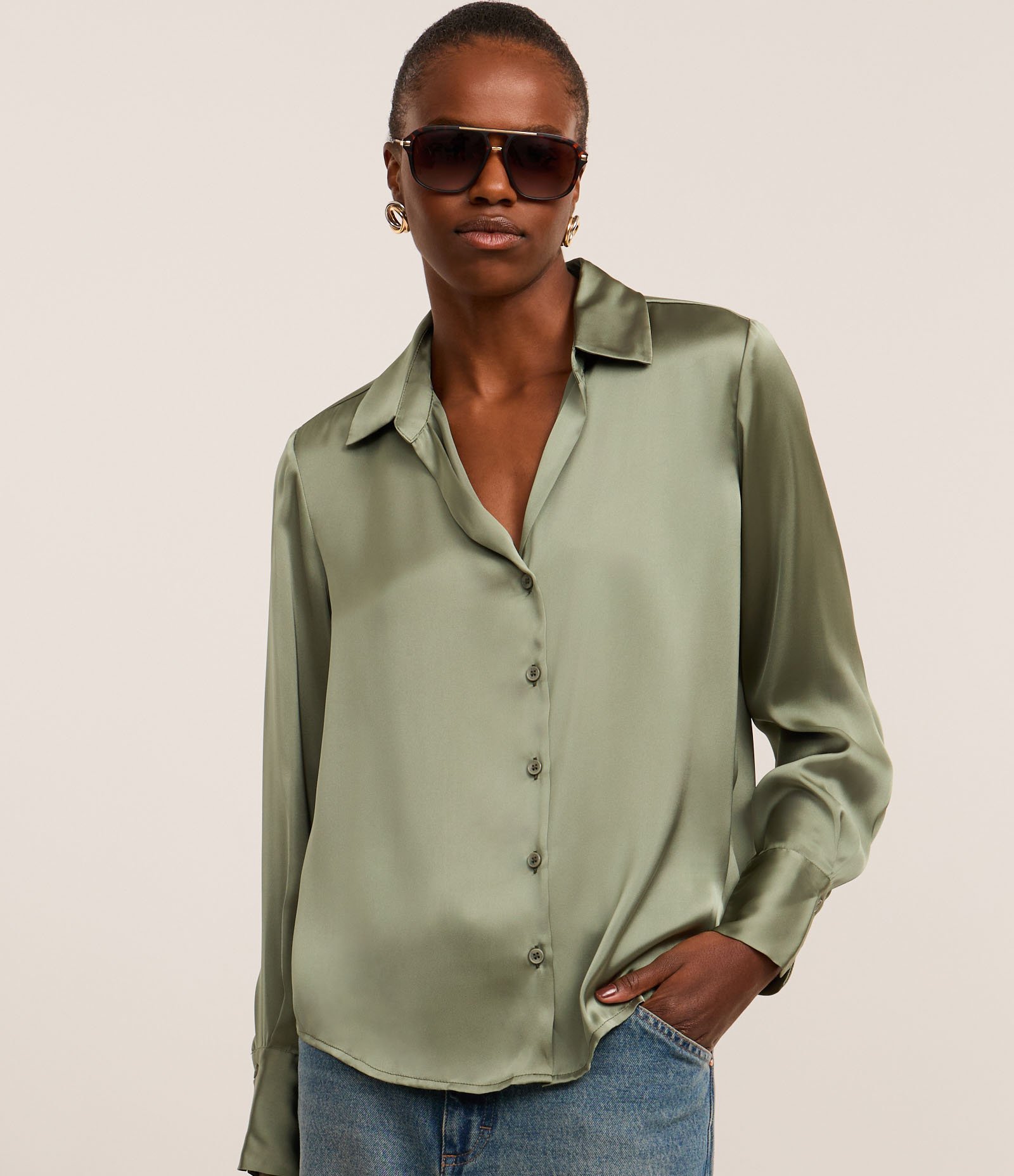 Camisa em Cetim com Recortes e Caimento Leve Verde 1