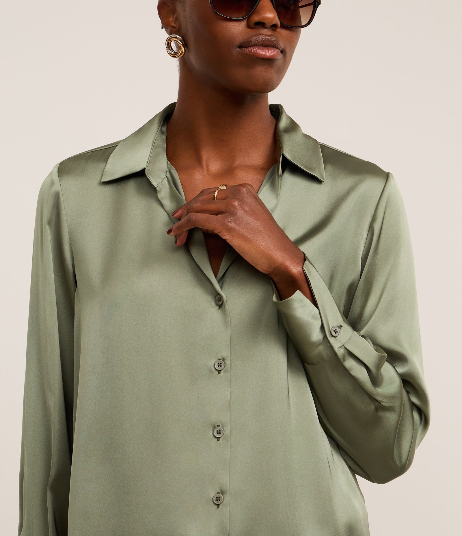 Camisa em Cetim com Recortes e Caimento Leve Verde 3