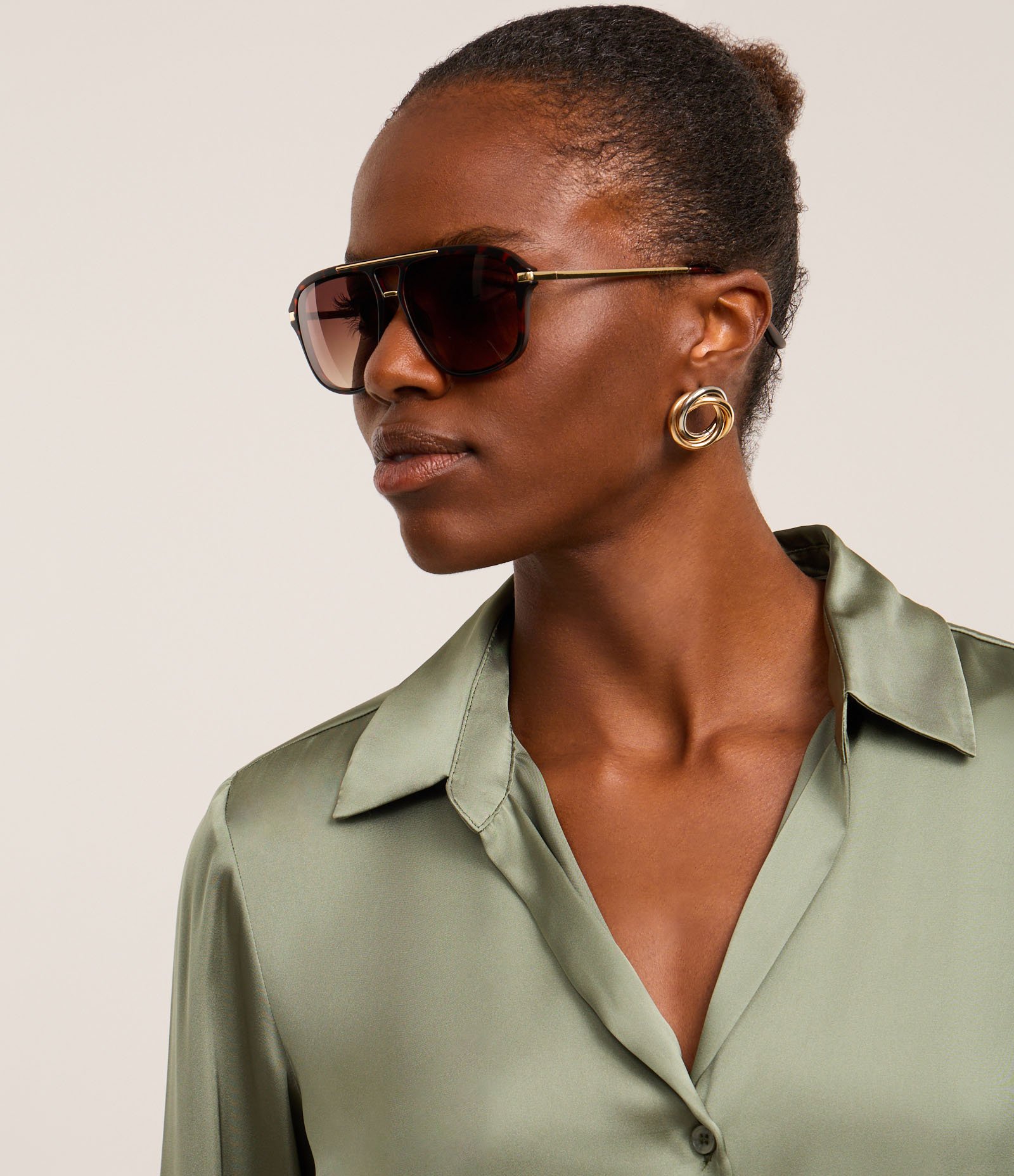 Camisa em Cetim com Recortes e Caimento Leve Verde 4