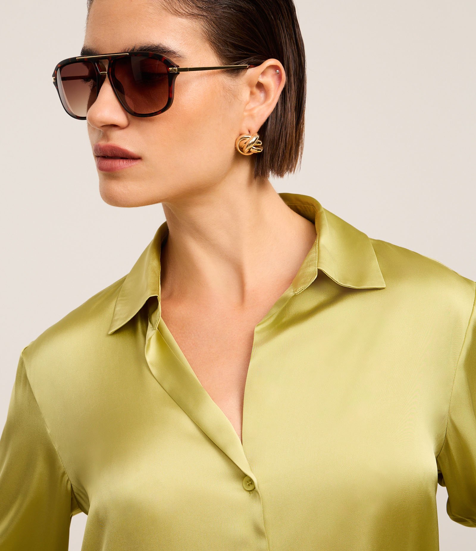 Camisa em Cetim com Recortes e Caimento Leve Amarelo 4