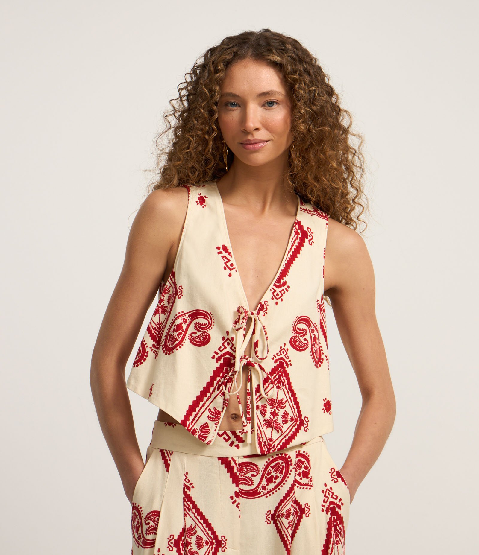 Blusa Cropped em Crepe com Amarração Frontal e Estampa Paisley Bege/Vermelho 1