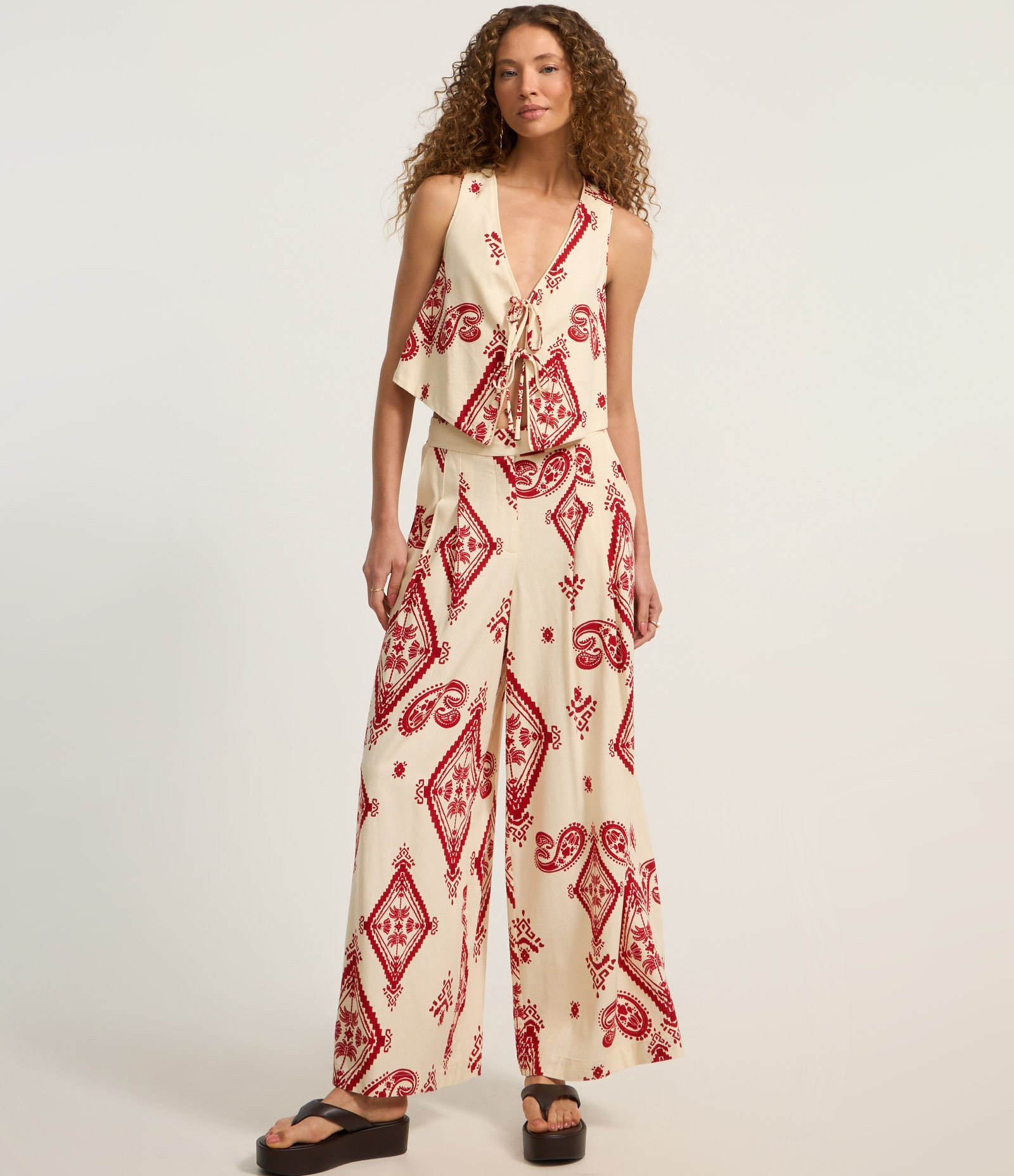 Blusa Cropped em Crepe com Amarração Frontal e Estampa Paisley Bege/Vermelho 2