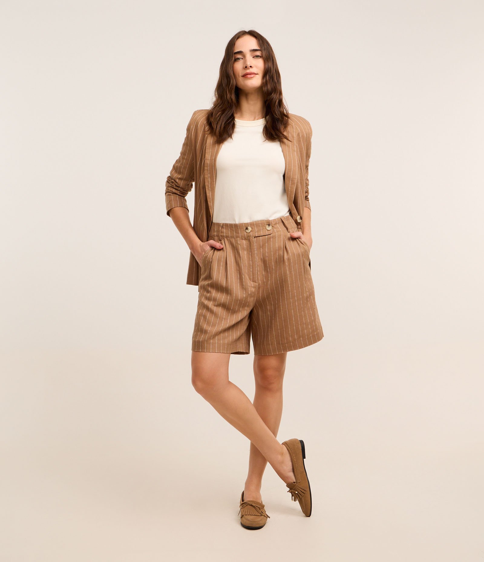 Bermuda Reta em Viscolinho Listrado com Riscas de Giz Marrom 1