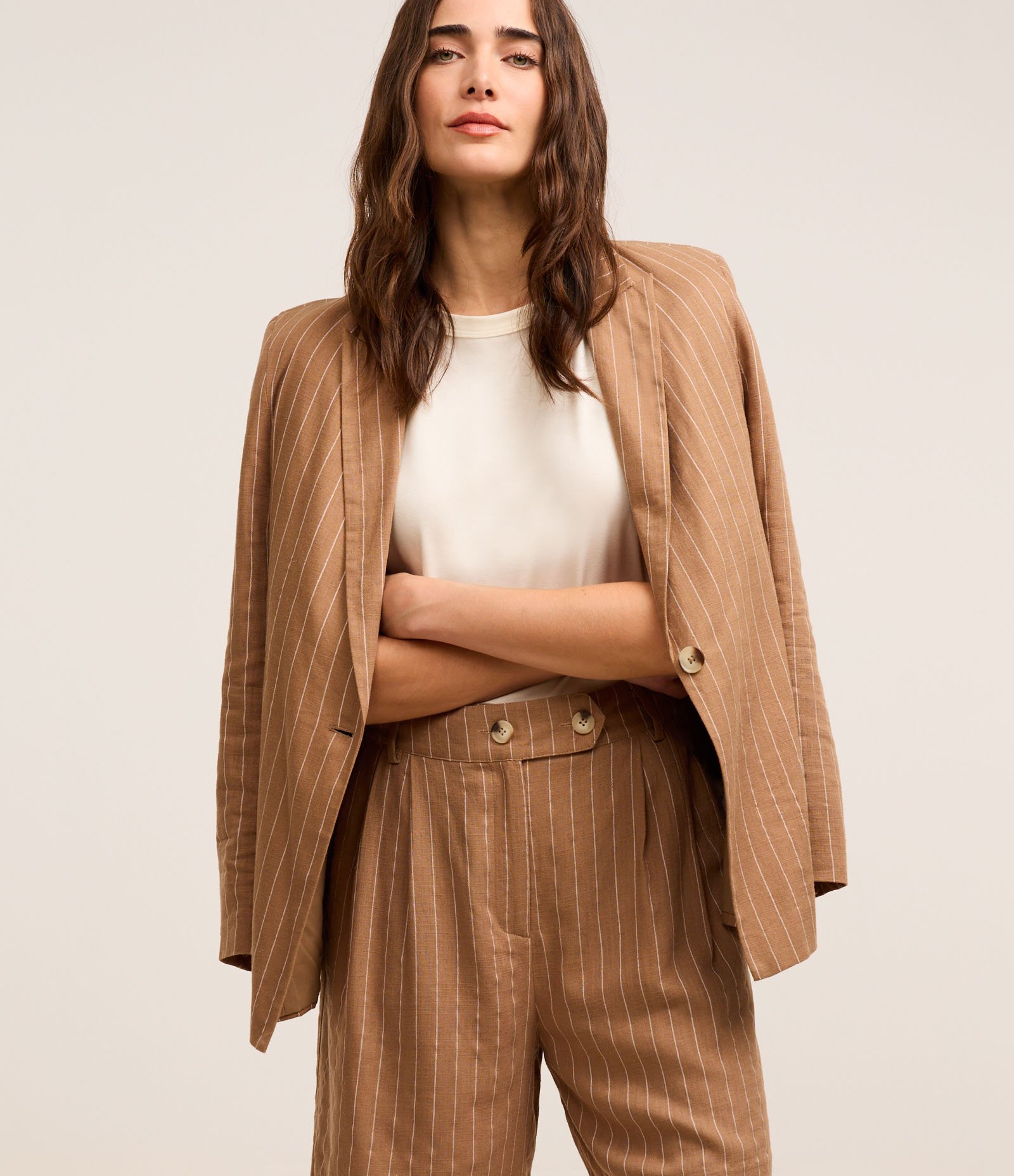 Bermuda Reta em Viscolinho Listrado com Riscas de Giz Marrom 2