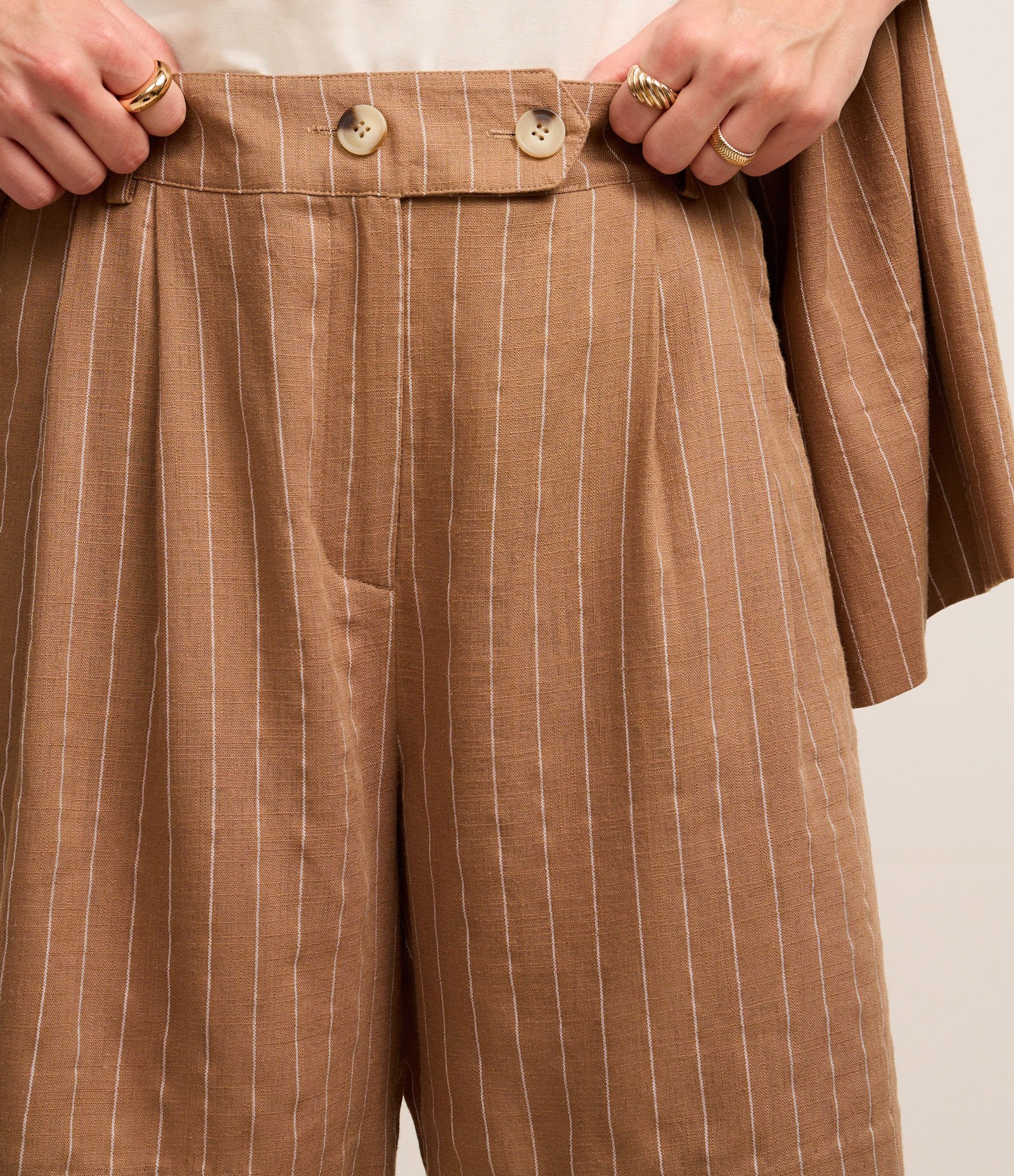 Bermuda Reta em Viscolinho Listrado com Riscas de Giz Marrom 4