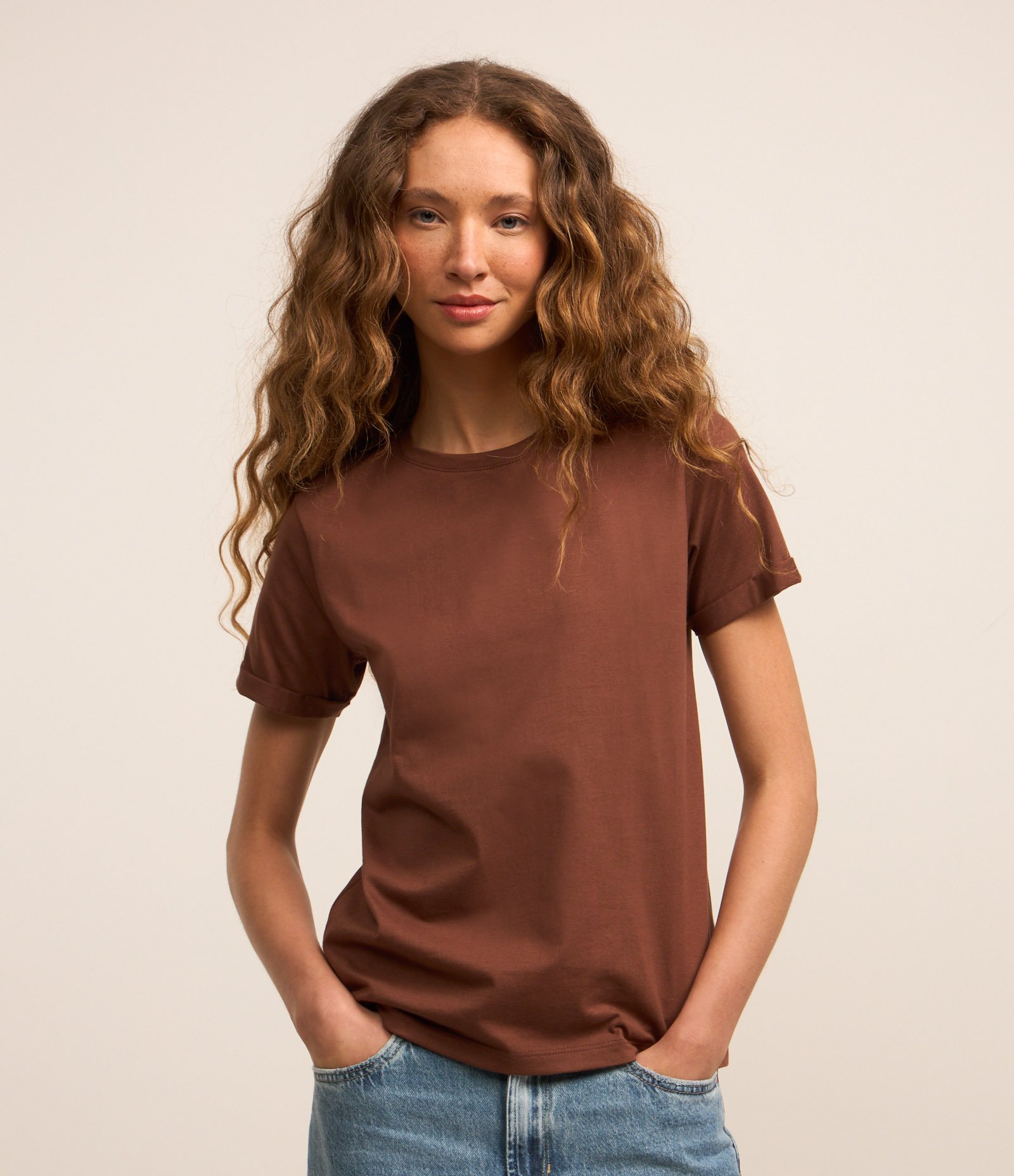 Camiseta Regular em Algodão com Manga Dobrada Marrom 1