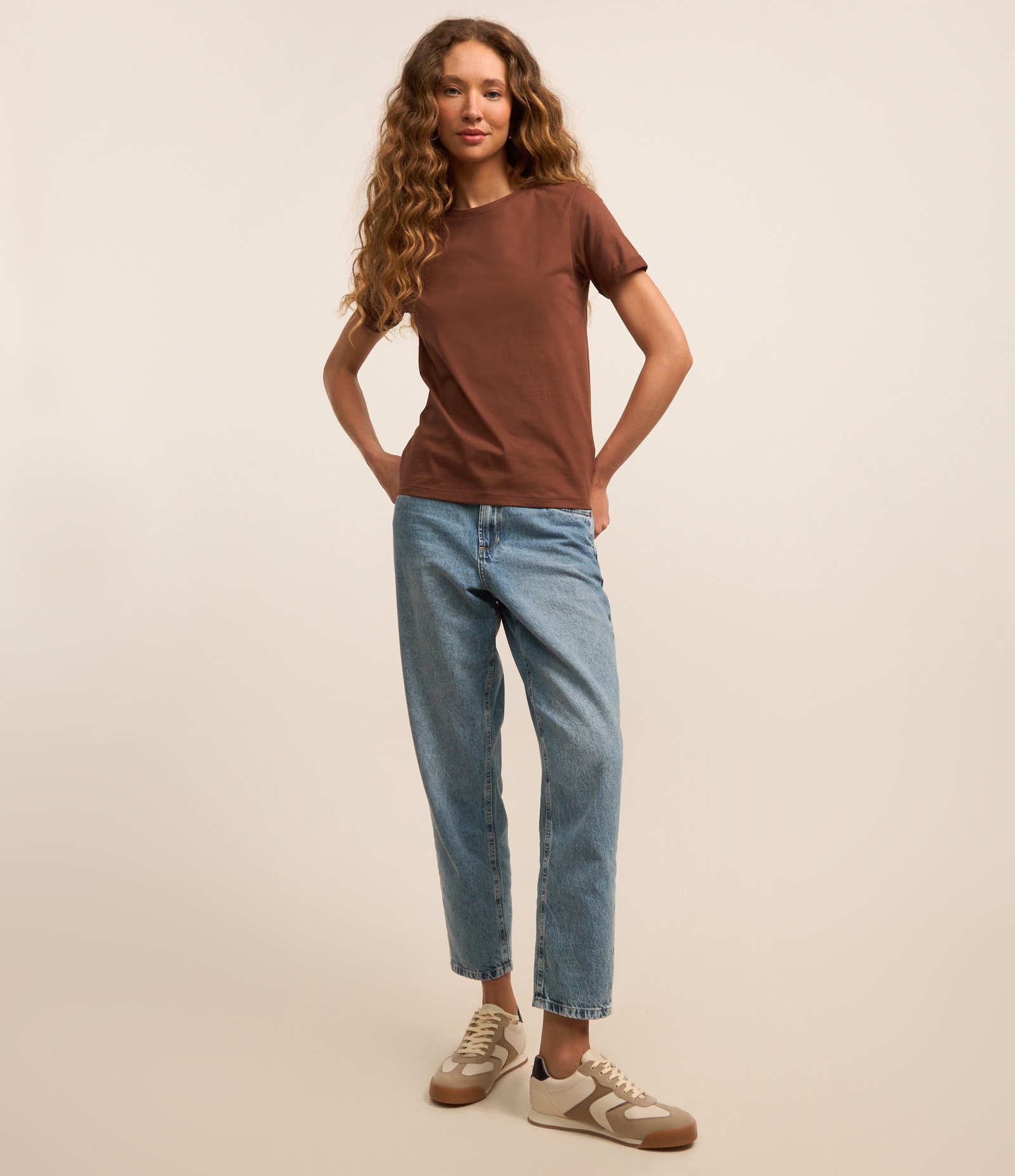 Camiseta Regular em Algodão com Manga Dobrada Marrom 2