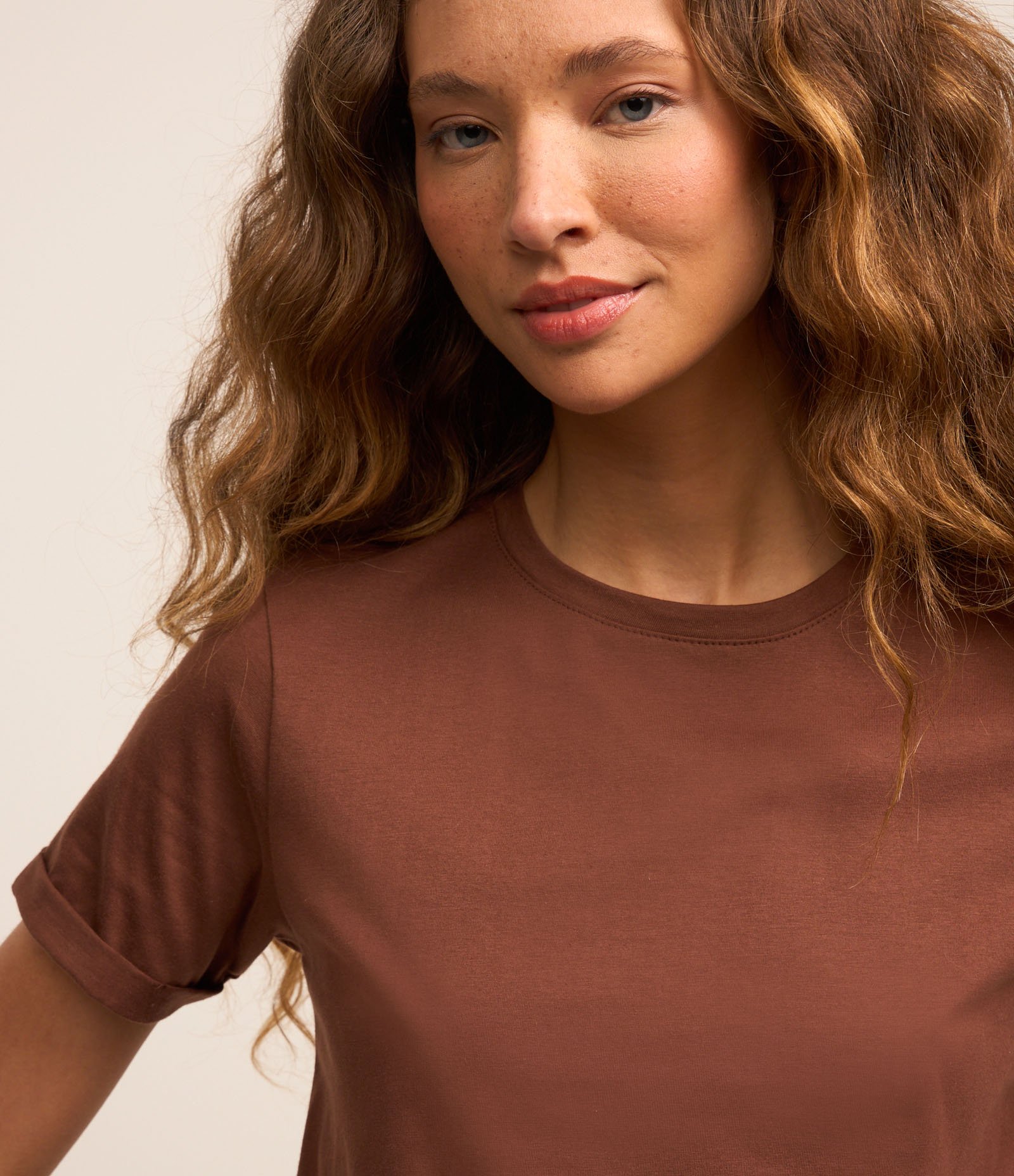 Camiseta Regular em Algodão com Manga Dobrada Marrom 3