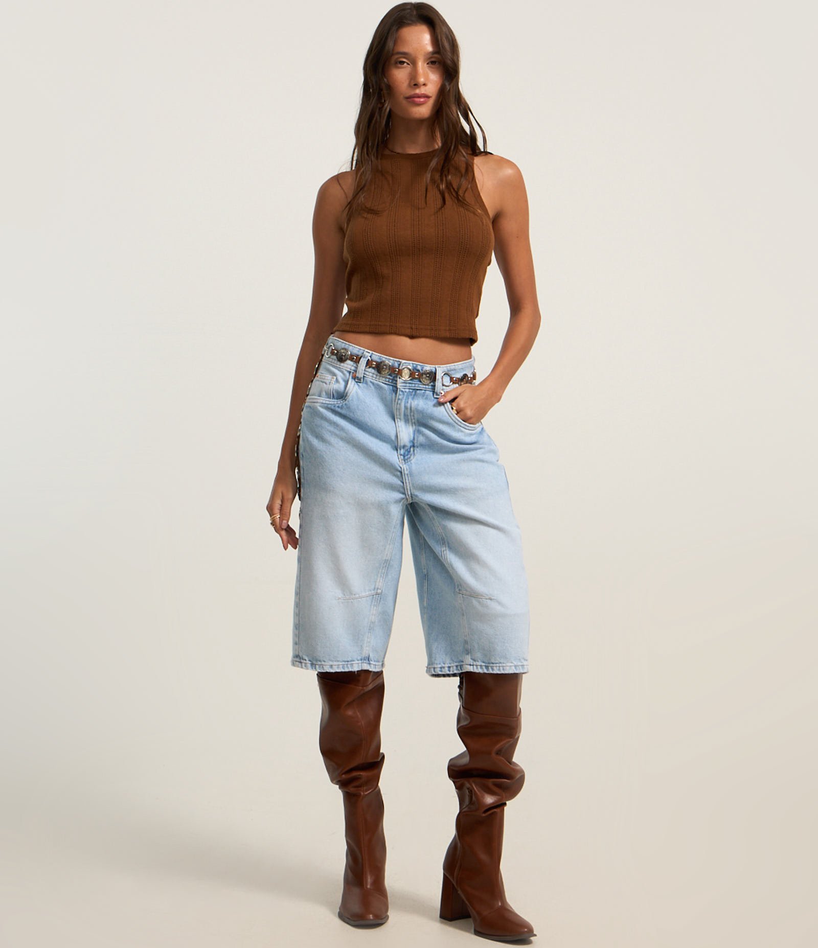 Blusa Cropped Canelada e Felpada com Viés Contrastante Marrom 2