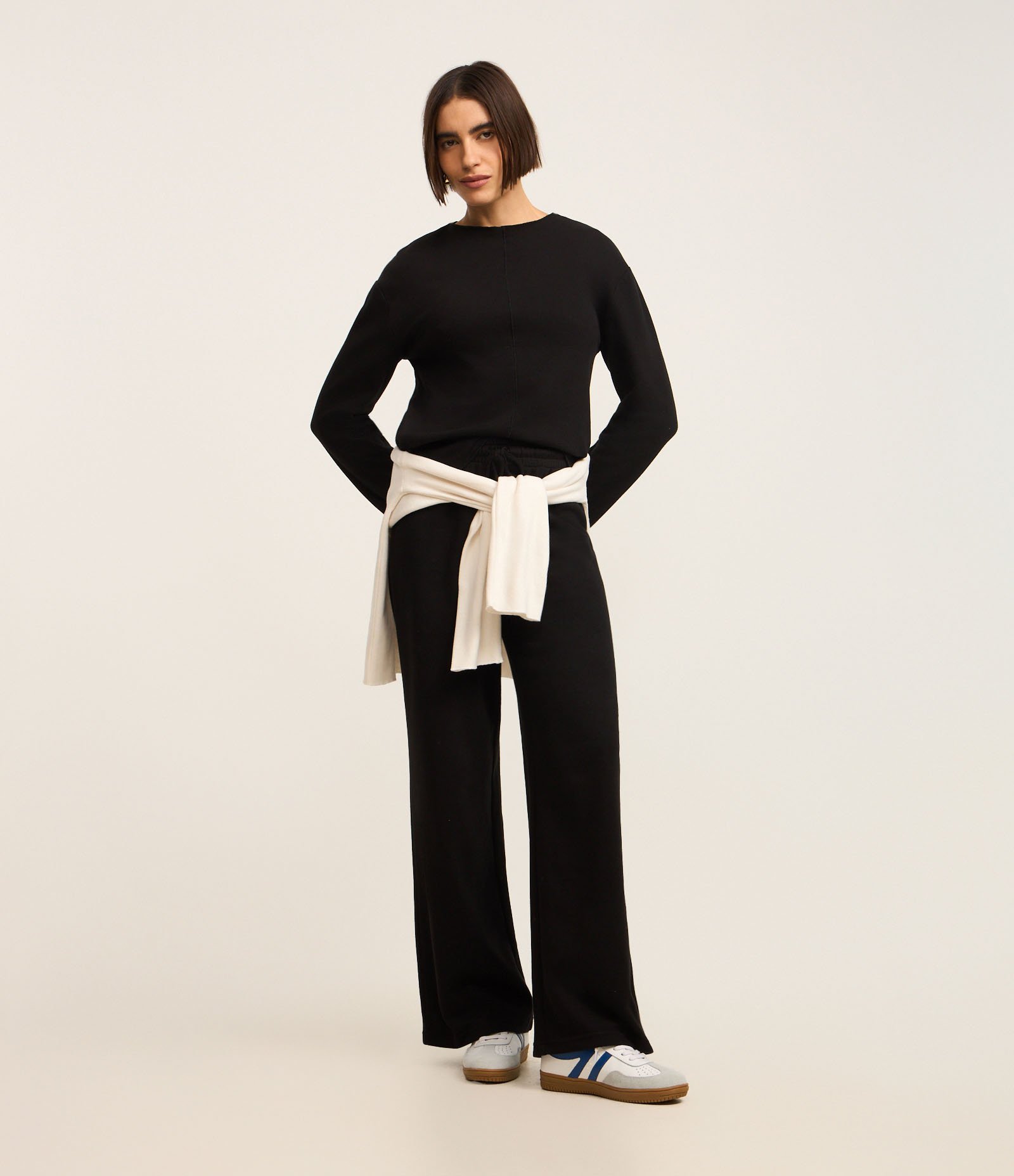 Calça Ampla Básica em Moletinho com Amarração no Cós Preto 1