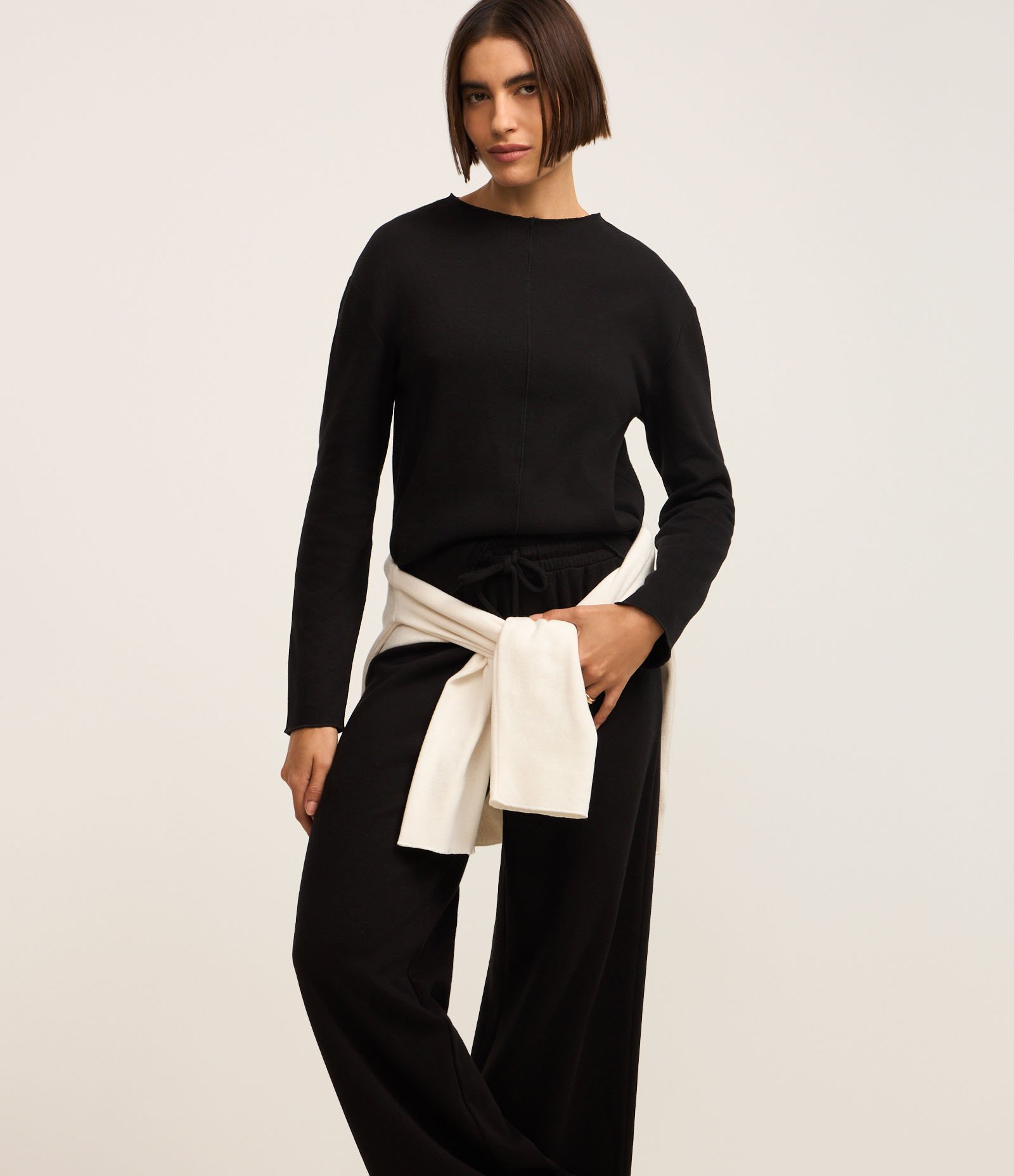 Calça Ampla Básica em Moletinho com Amarração no Cós Preto 2