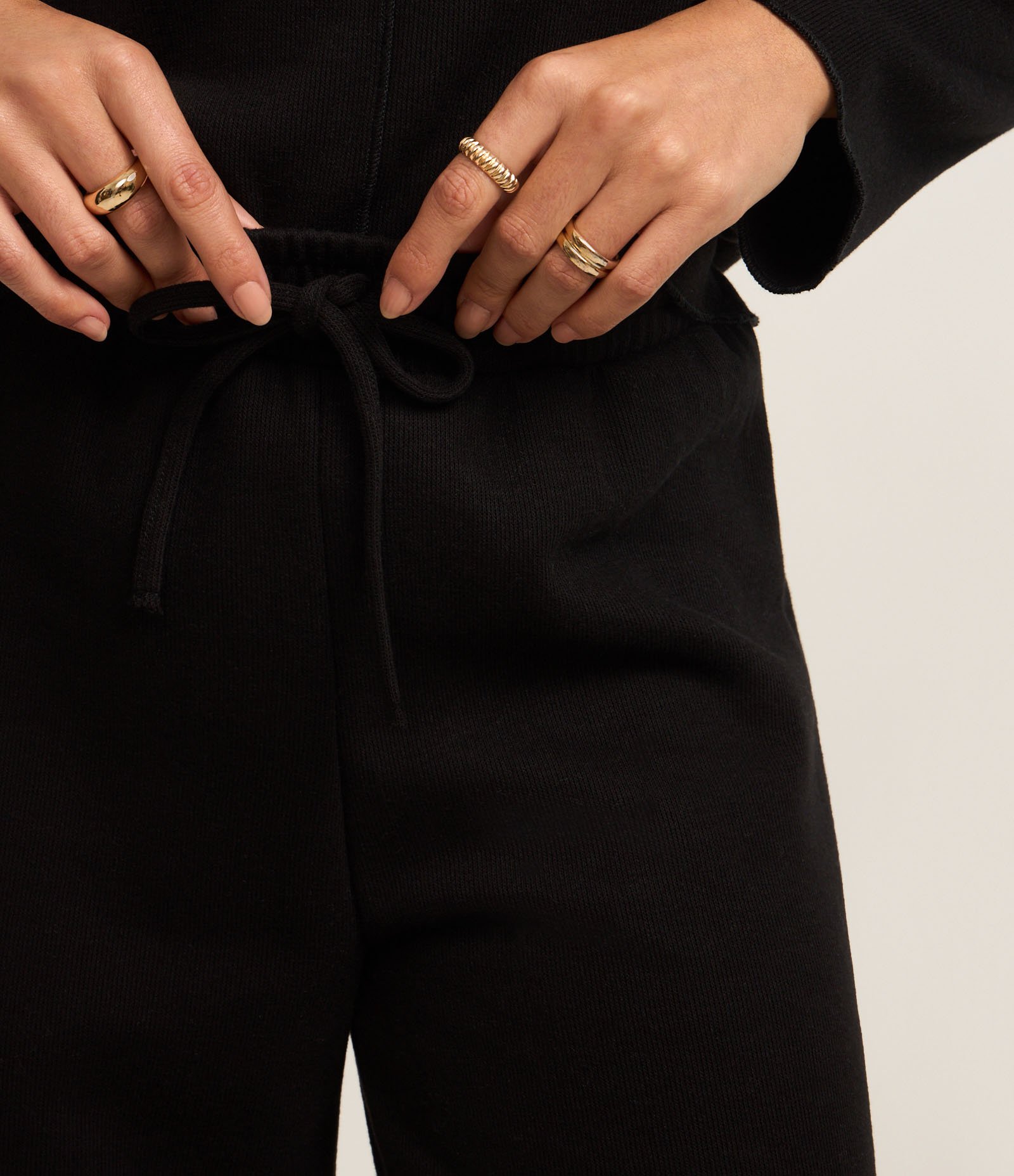 Calça Ampla Básica em Moletinho com Amarração no Cós Preto 4