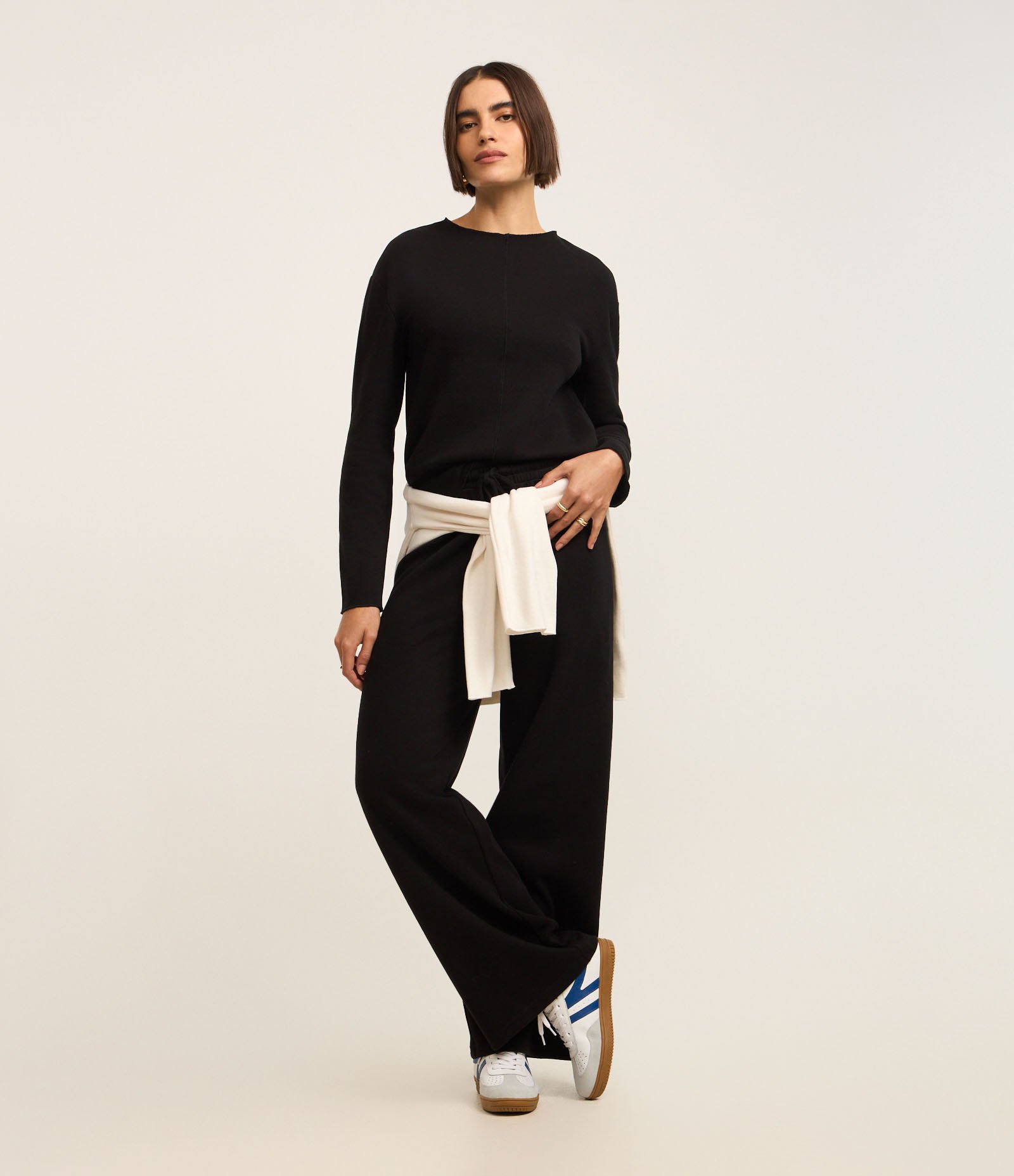 Blusa em Moletinho com Friso Frontal e Gola Média Preto 2